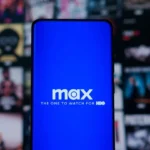 logo Max trên điện thoại và màn hình TV, biểu tượng dịch vụ streaming chất lượng cao