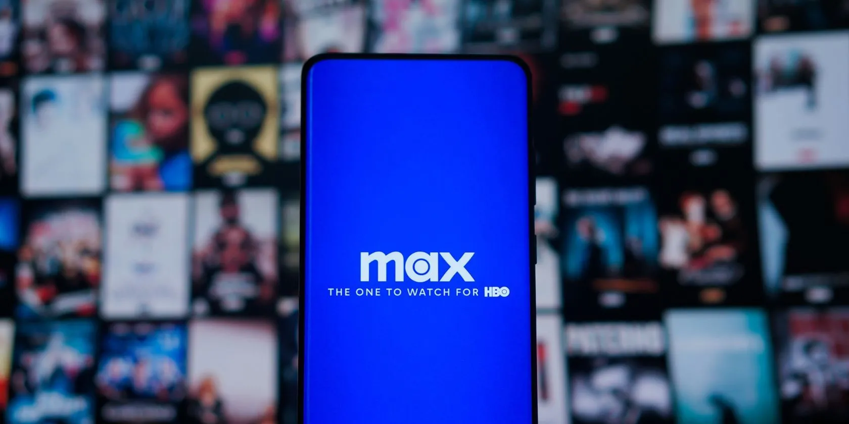 logo Max trên điện thoại và màn hình TV, biểu tượng dịch vụ streaming chất lượng cao