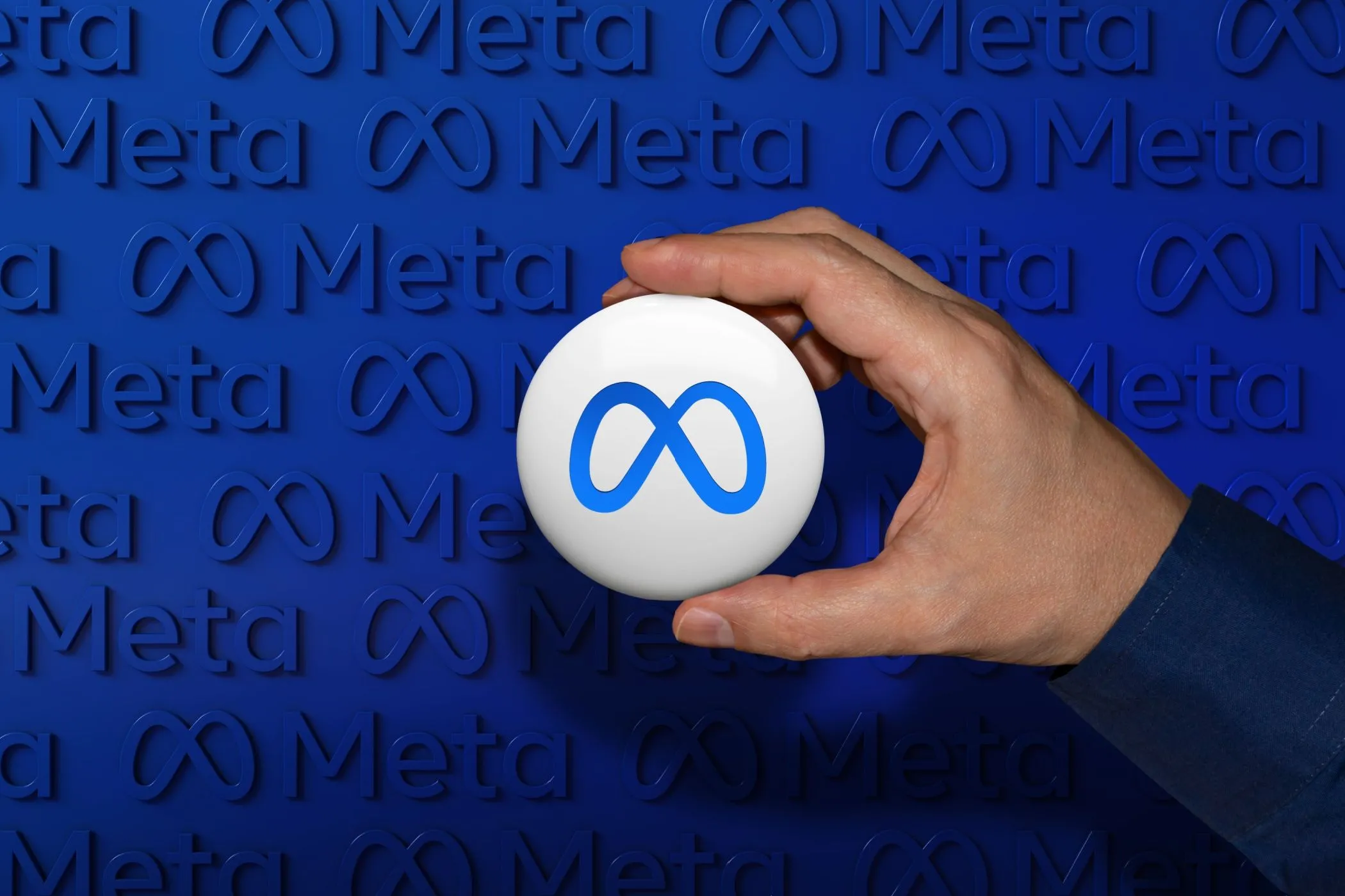Logo Meta trên một nút bấm với nền mờ ảo
