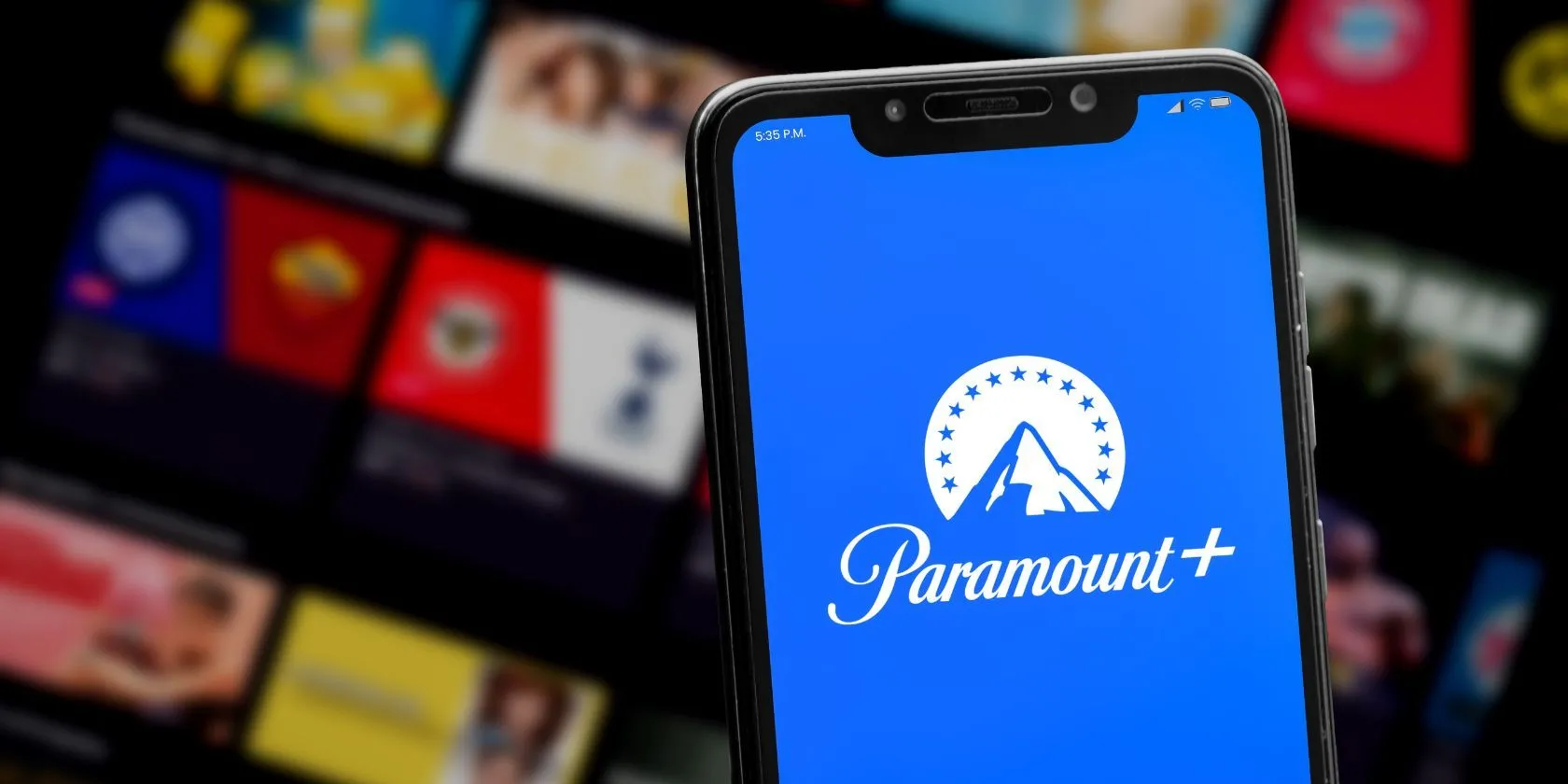 Logo Paramount Plus trên điện thoại thông minh hiển thị các kênh bị gỡ khỏi YouTube TV