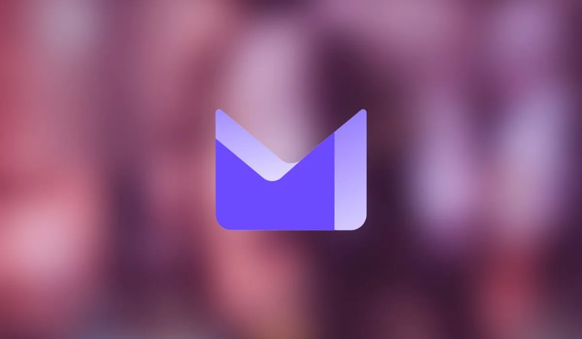 Logo Proton Mail trên nền mờ, đại diện cho dịch vụ email bảo mật và riêng tư