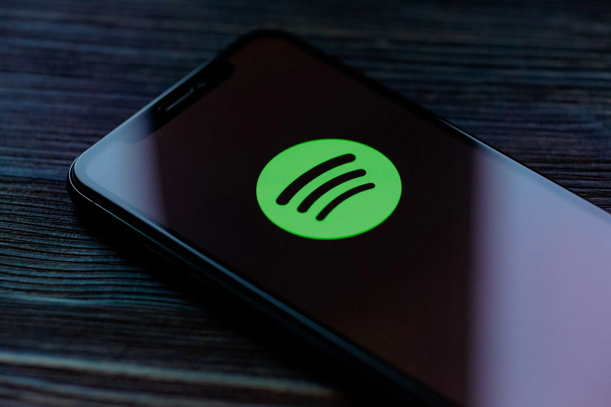 Logo Spotify hiển thị trên màn hình điện thoại thông minh
