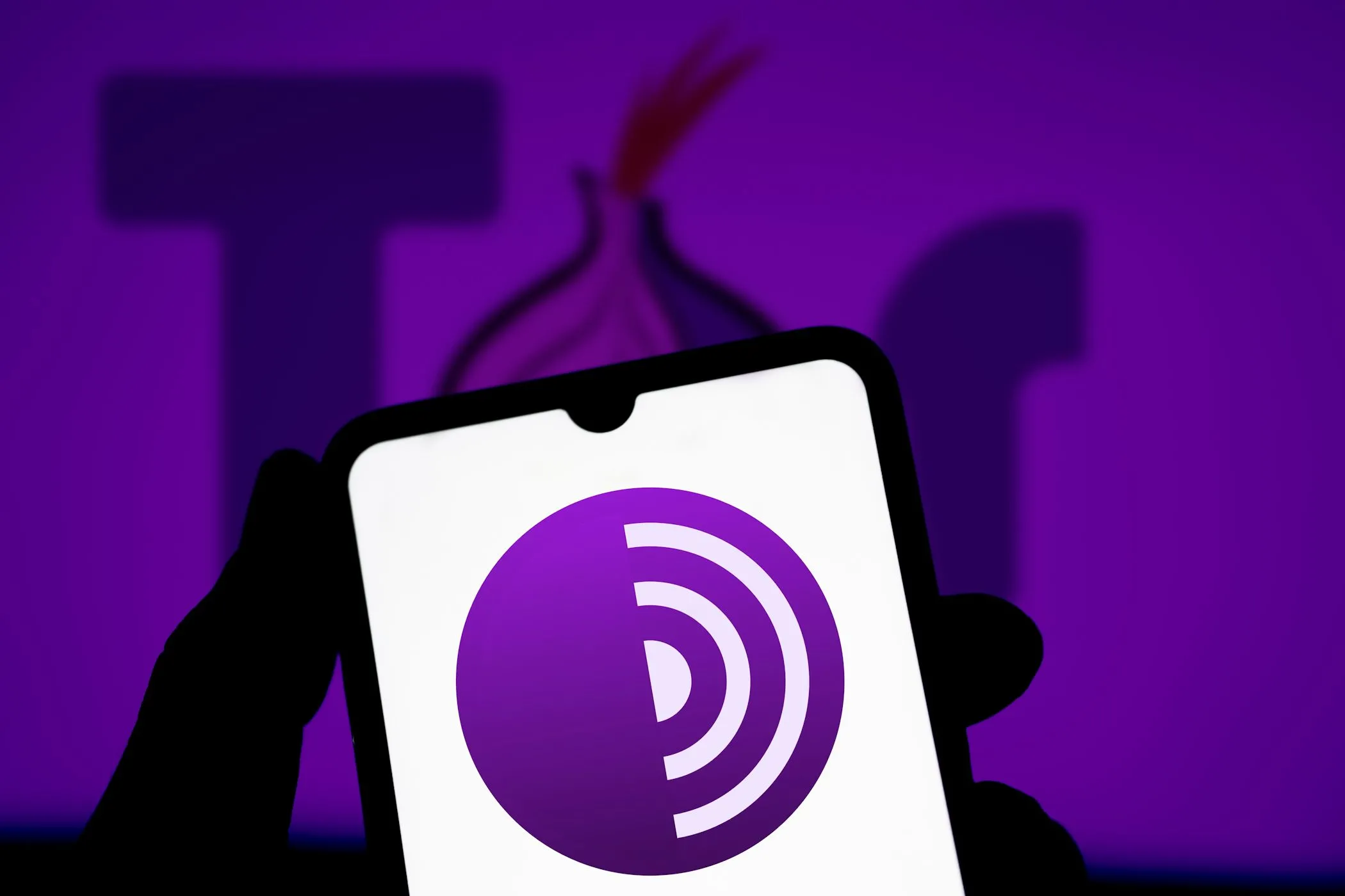 Logo Tor Browser trên nền tím đặc trưng mạng Tor