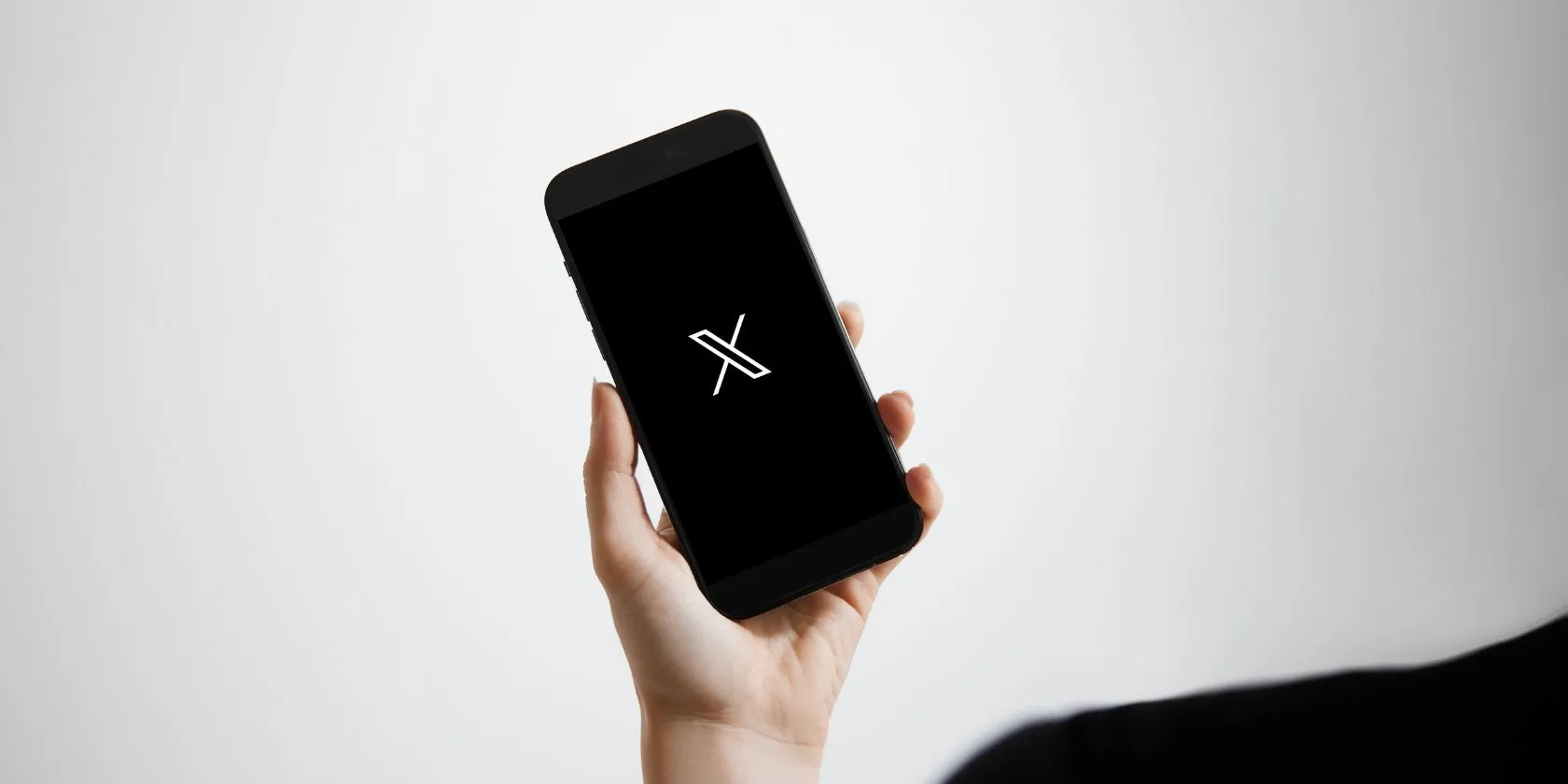 Logo X (Twitter) hiển thị trên màn hình điện thoại thông minh