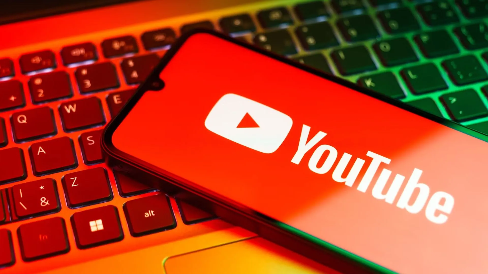 Logo YouTube hiển thị trên màn hình điện thoại thông minh