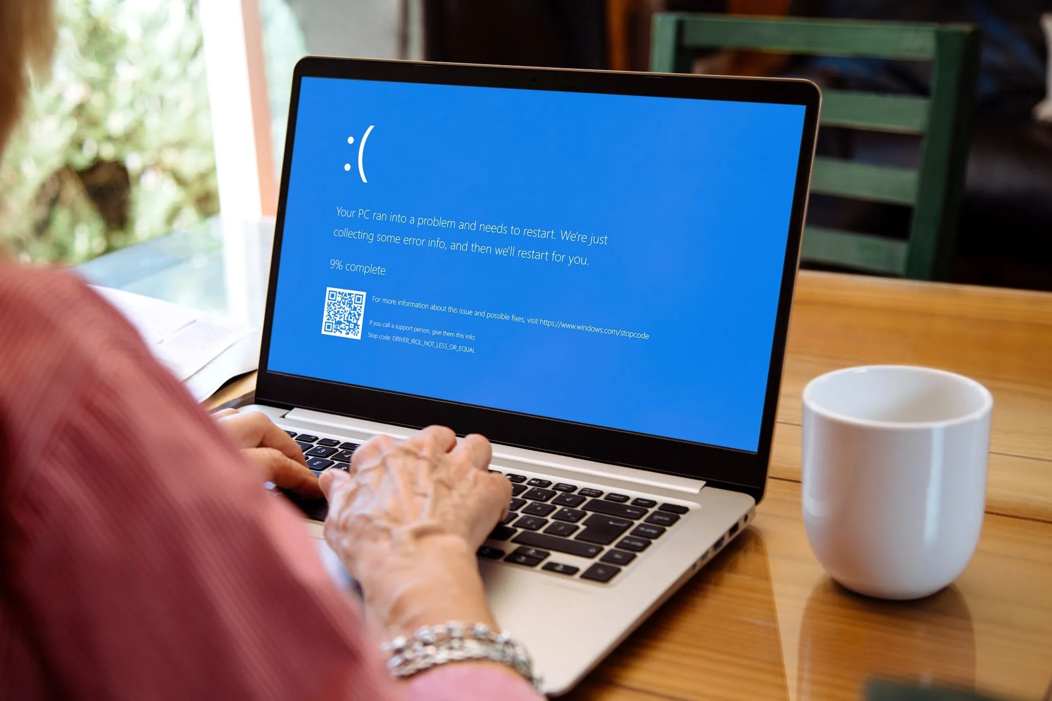 Lỗi Màn Hình Xanh Chết Chóc (BSOD) trên laptop Windows minh họa việc cần USB Live Linux để khắc phục sự cố