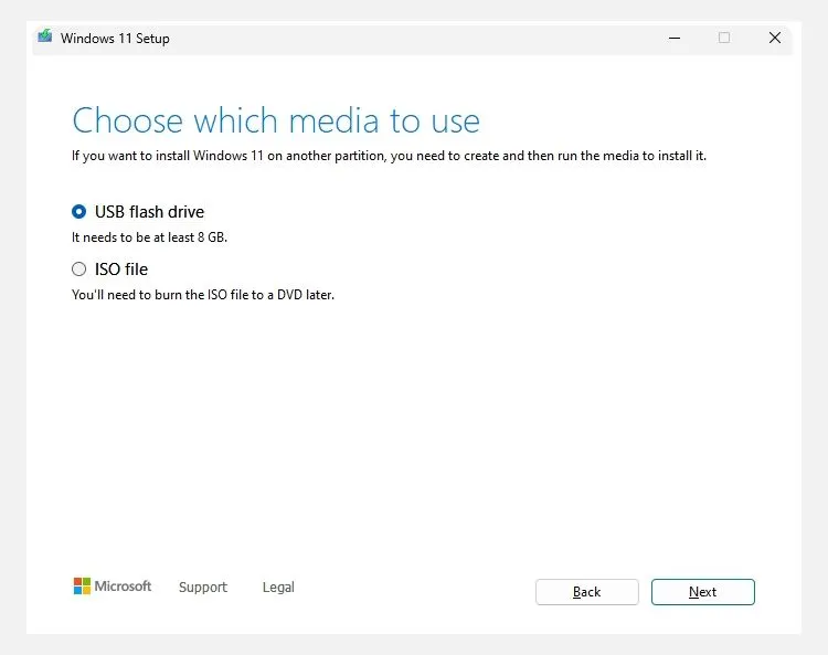 Lựa chọn tải xuống USB hoặc ISO trong công cụ tạo bộ cài đặt Windows 11