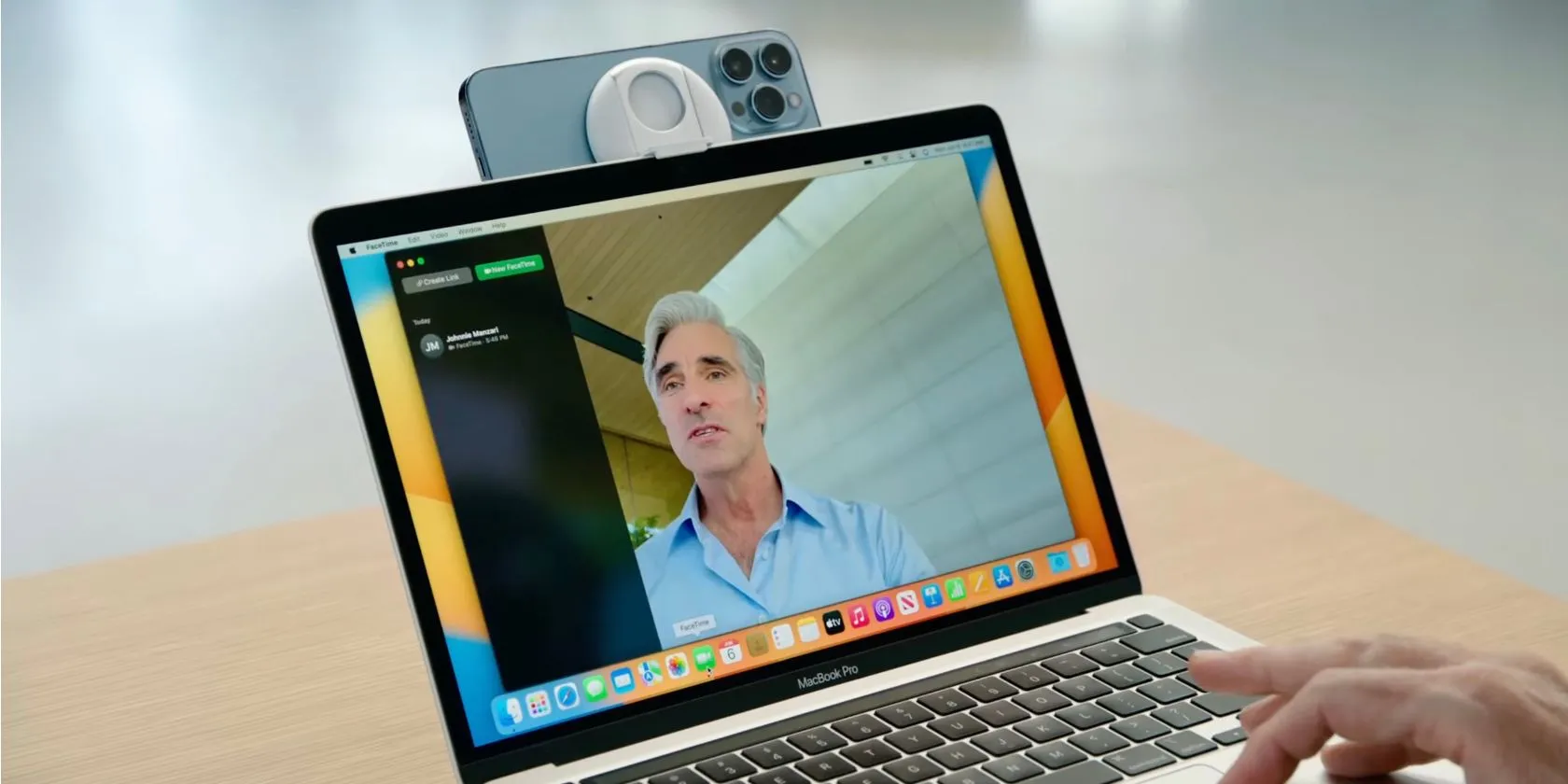 MacBook sử dụng iPhone làm webcam thông qua tính năng Continuity Camera, thể hiện sự tích hợp liền mạch trong hệ sinh thái Apple