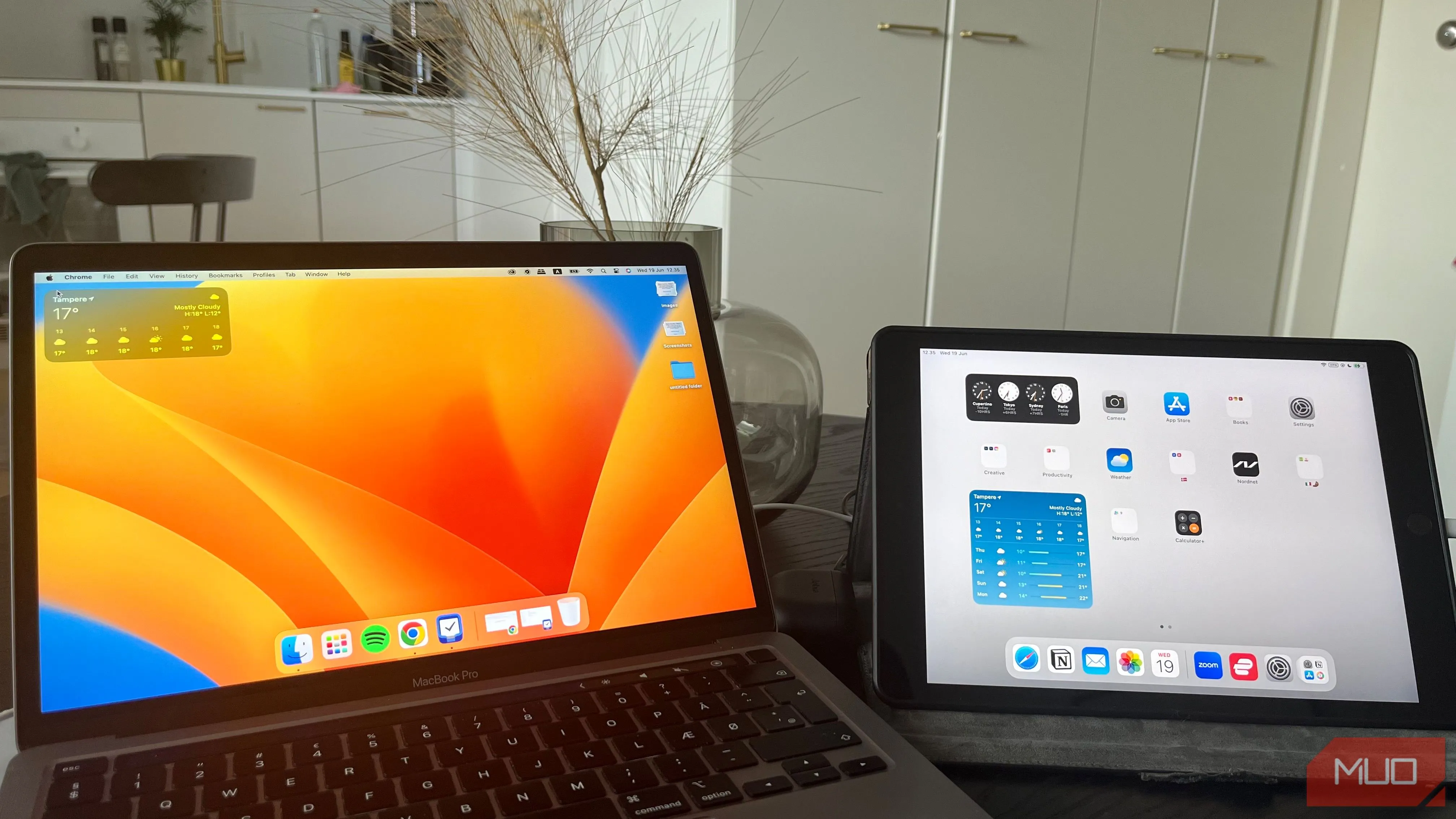 MacBook và iPad đặt cạnh nhau trên bàn làm việc, gợi ý chụp ảnh không gian làm việc từ góc nhìn trên cao