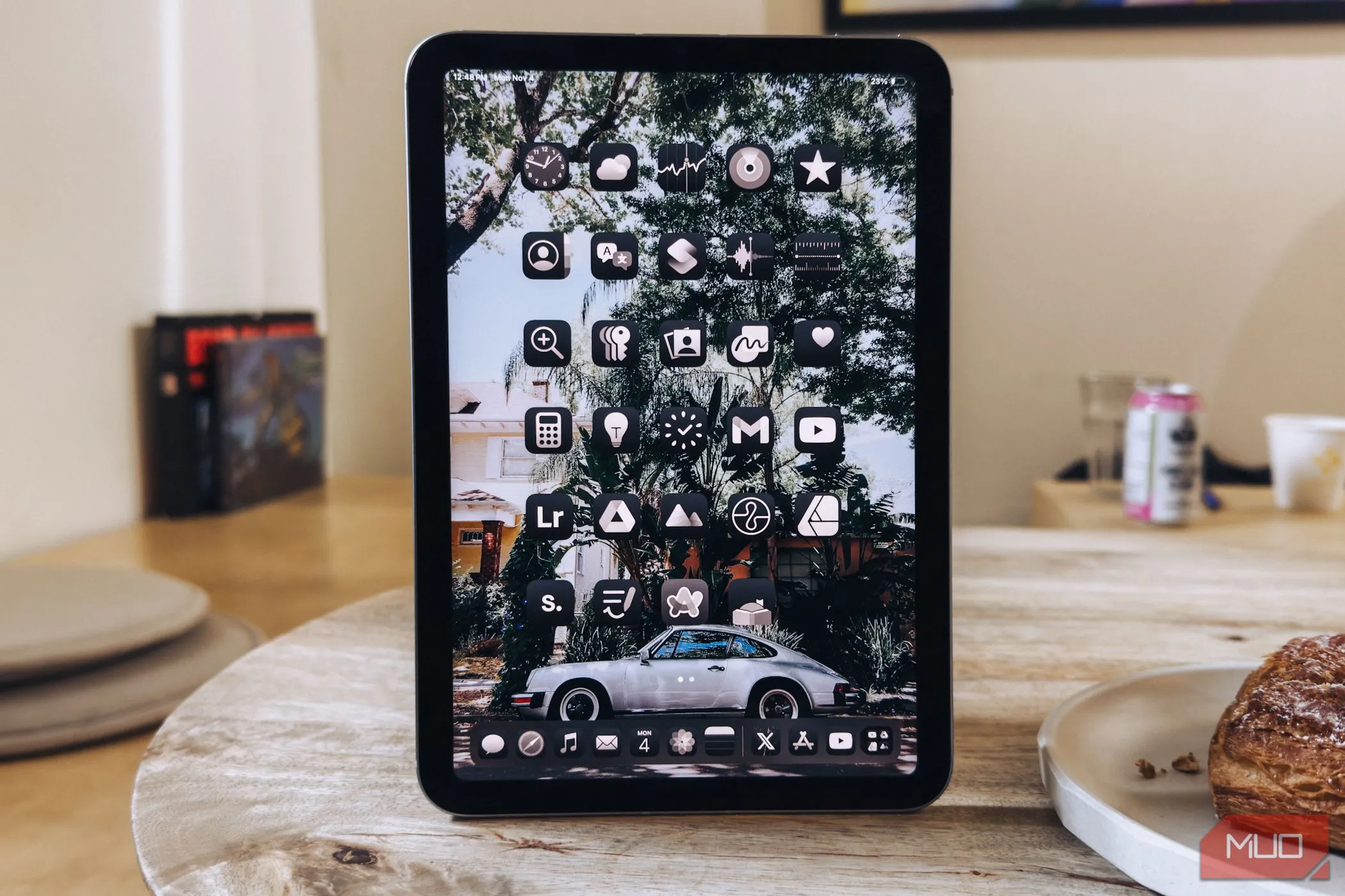 Màn hình 8.3 inch của iPad Mini A17 Pro khi sử dụng ở chế độ dọc
