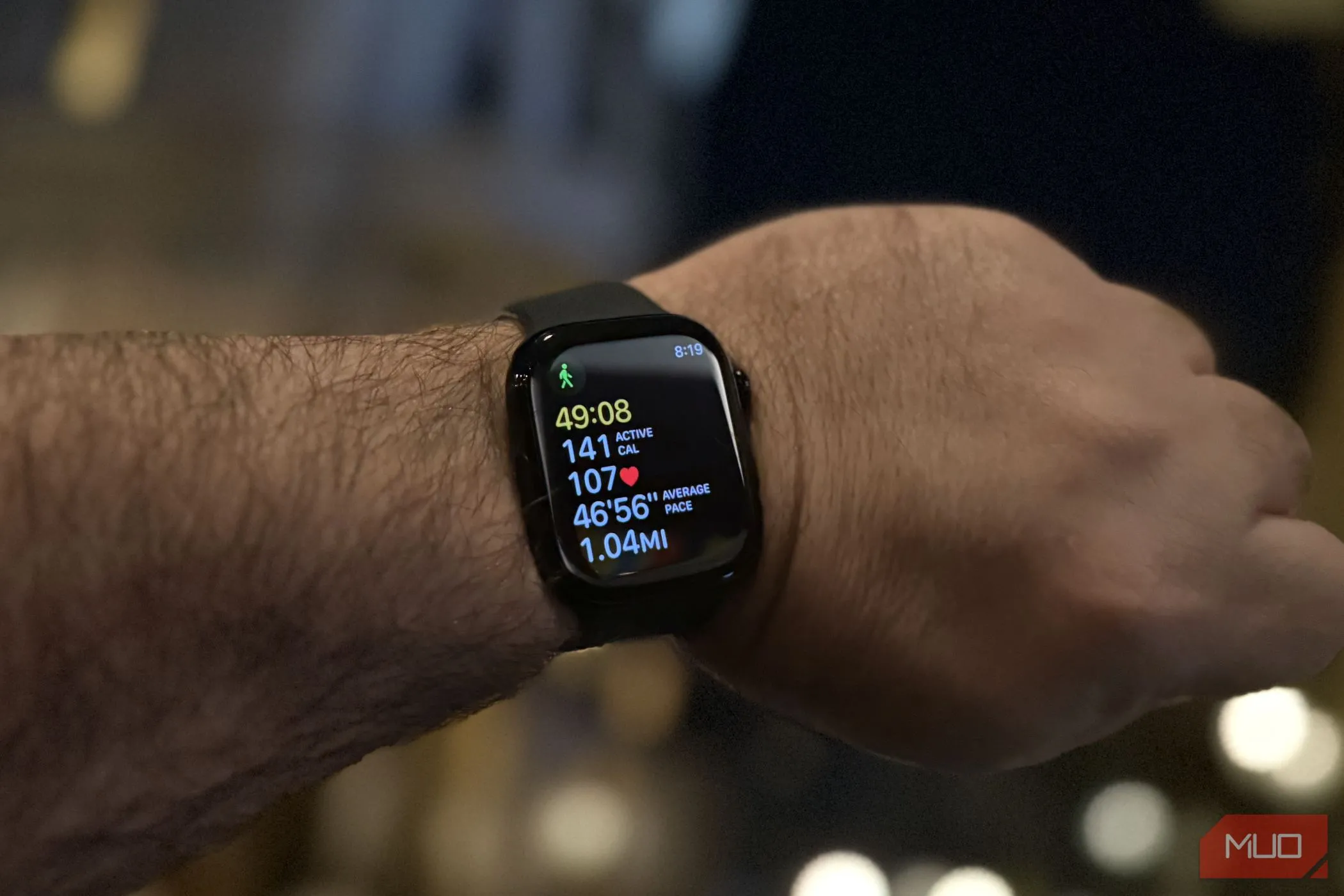 Màn hình Apple Watch Series 10 hiển thị dữ liệu tập luyện và sức khỏe tổng hợp trong ứng dụng Fitness
