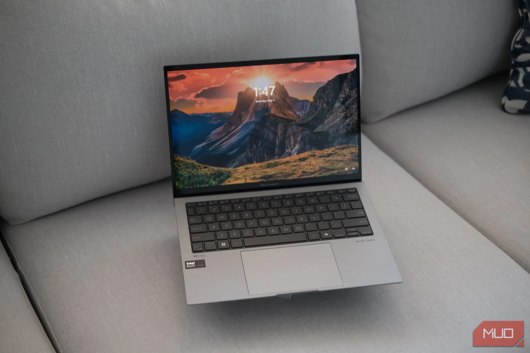 Màn hình ASUS Zenbook S 13 OLED đang bật hiển thị rõ nét