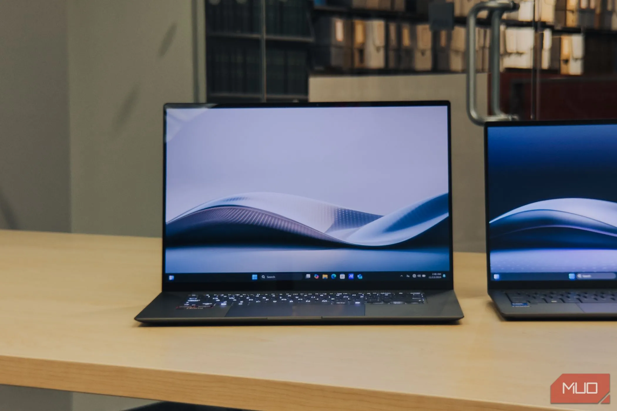 Màn hình ASUS Zenbook S 16 OLED đang bật trên bàn gỗ