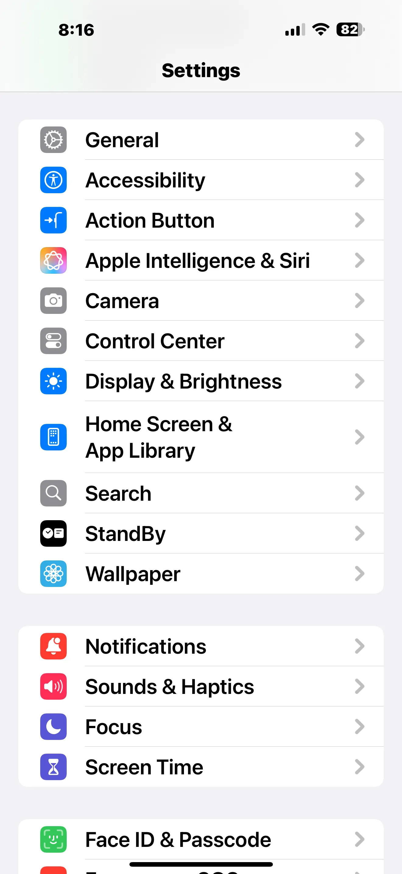 Màn hình Cài đặt của iPhone với mục 'Nút Tác vụ' được chọn, chuẩn bị cho việc gán phím tắt tùy chỉnh