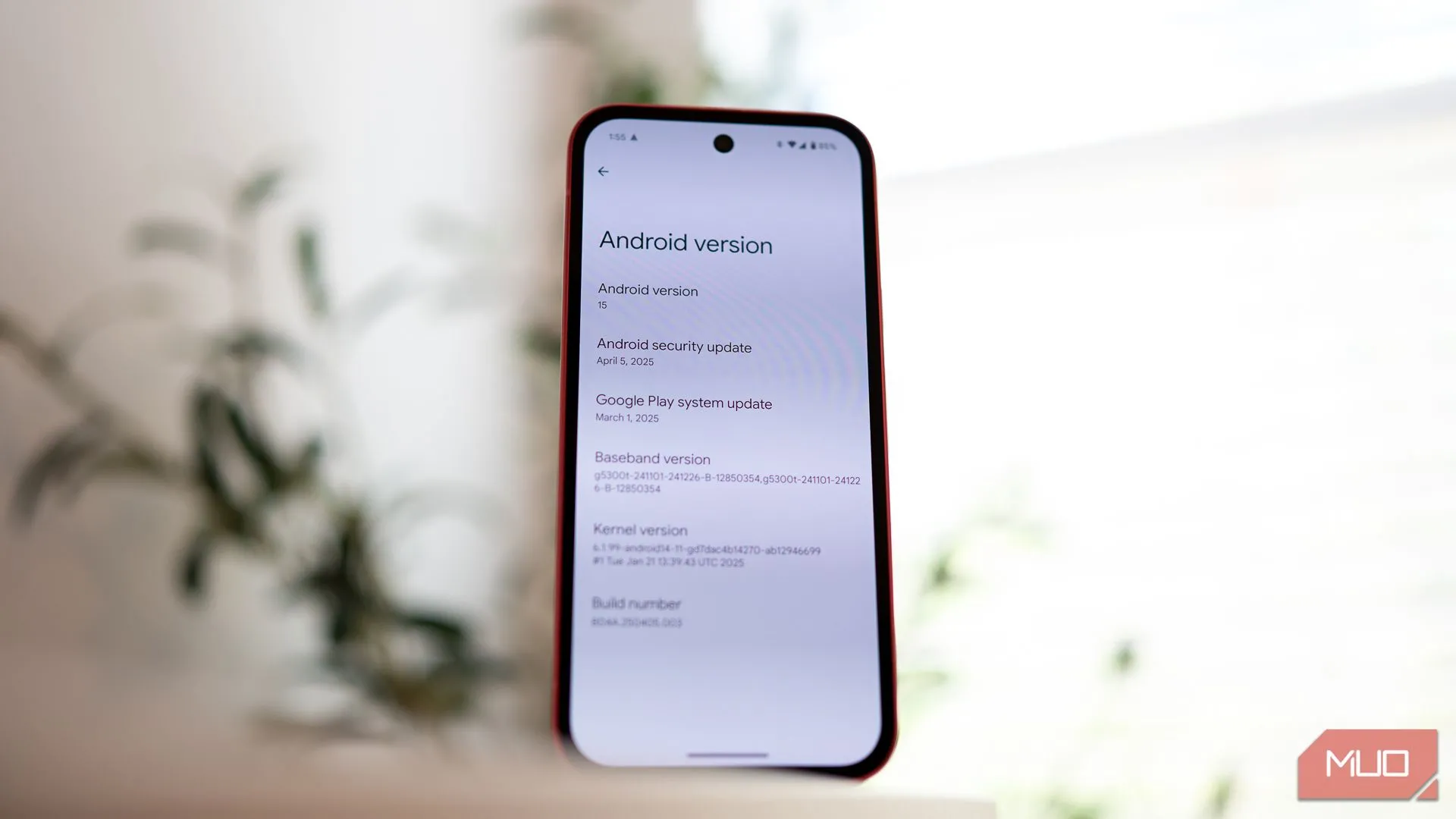 Màn hình cài đặt phiên bản Android trên Google Pixel 9a hiển thị Android 15 và thông tin cập nhật