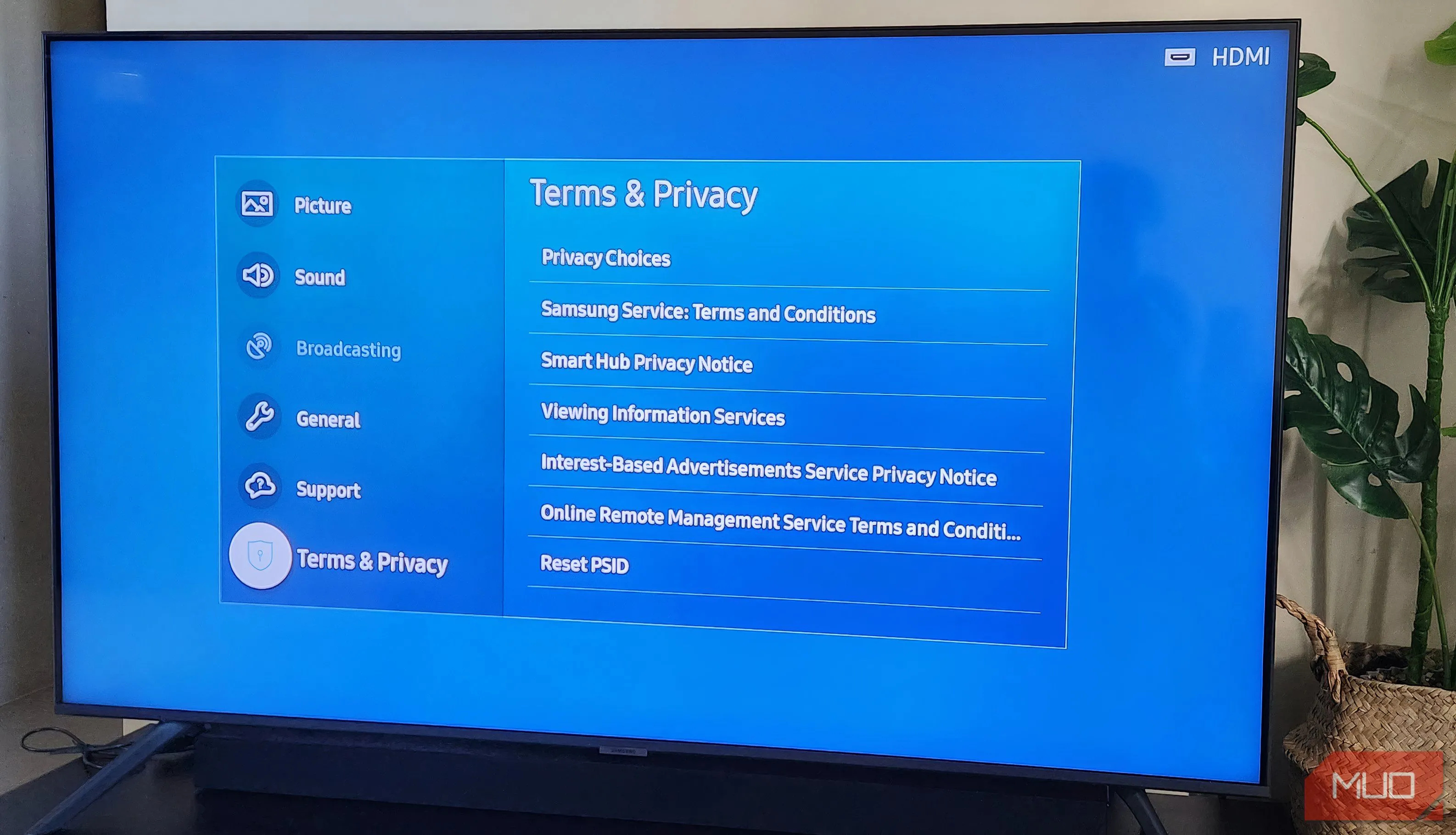 Màn hình cài đặt quyền riêng tư trên Smart TV Samsung, hiển thị các tùy chọn để bảo vệ dữ liệu cá nhân khỏi bị theo dõi.
