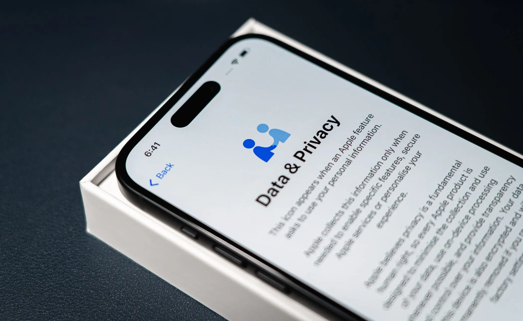 Màn hình cài đặt quyền riêng tư và dữ liệu trên iPhone 14 Pro, minh họa lo ngại bảo mật khi lưu trữ ảnh đám mây.