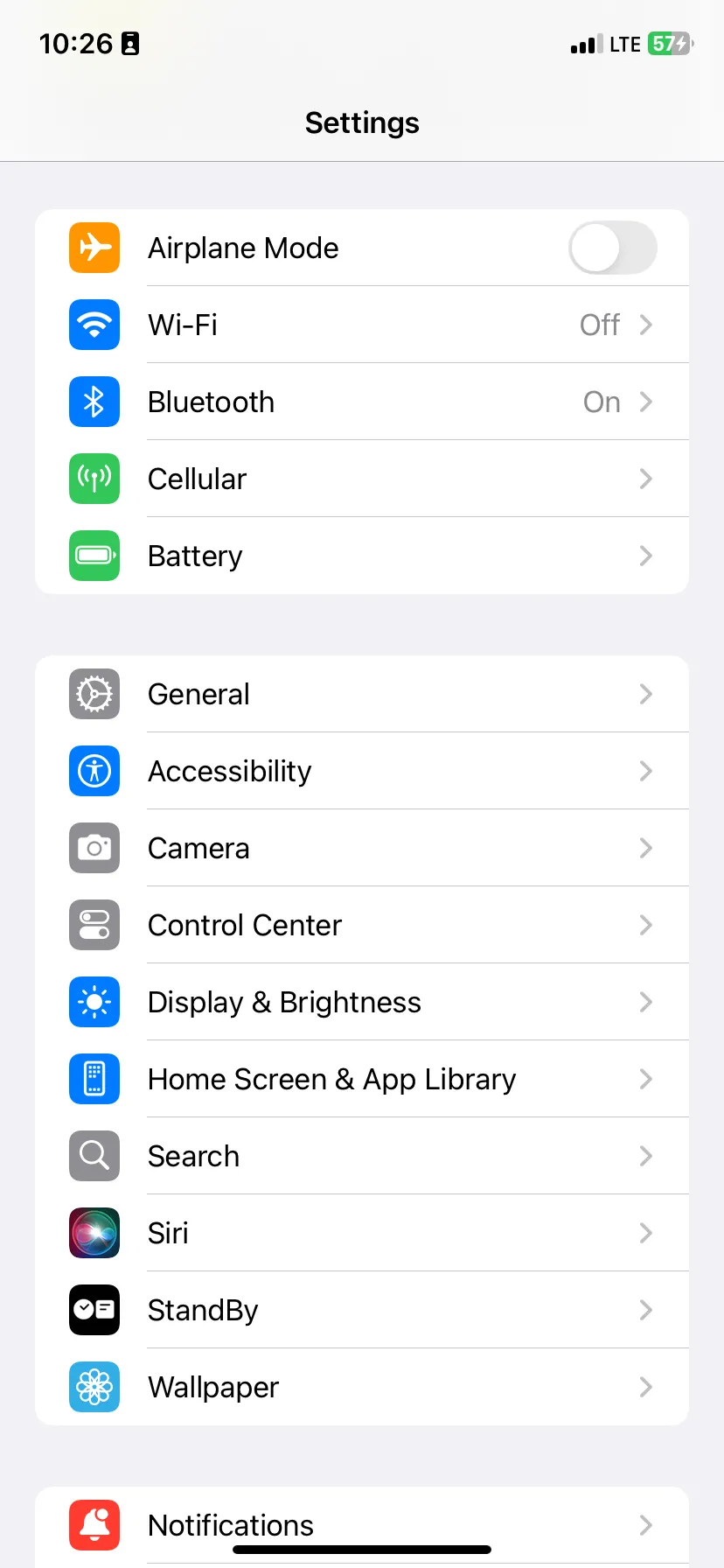 Màn hình cài đặt trên iPhone với tùy chọn Chế độ Chờ (StandBy)