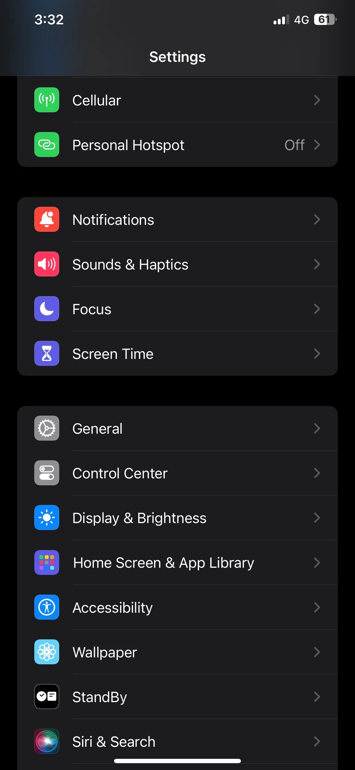 Màn hình Cài đặt Trợ năng trên iPhone chạy iOS 17, chuẩn bị bật Gõ cho Siri.
