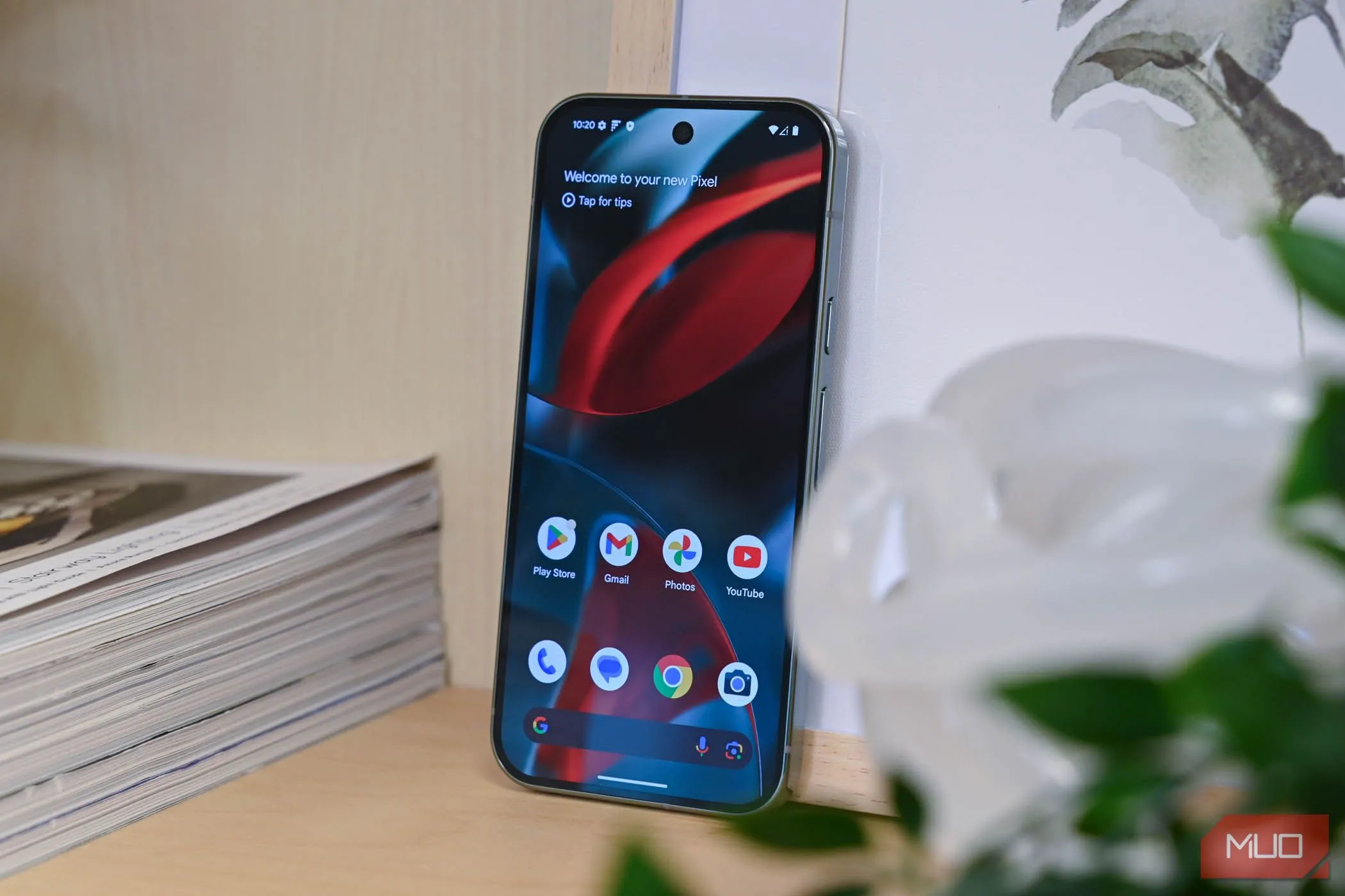 Màn hình chính của Google Pixel 9 Pro hiển thị giao diện Android cơ bản và các biểu tượng ứng dụng