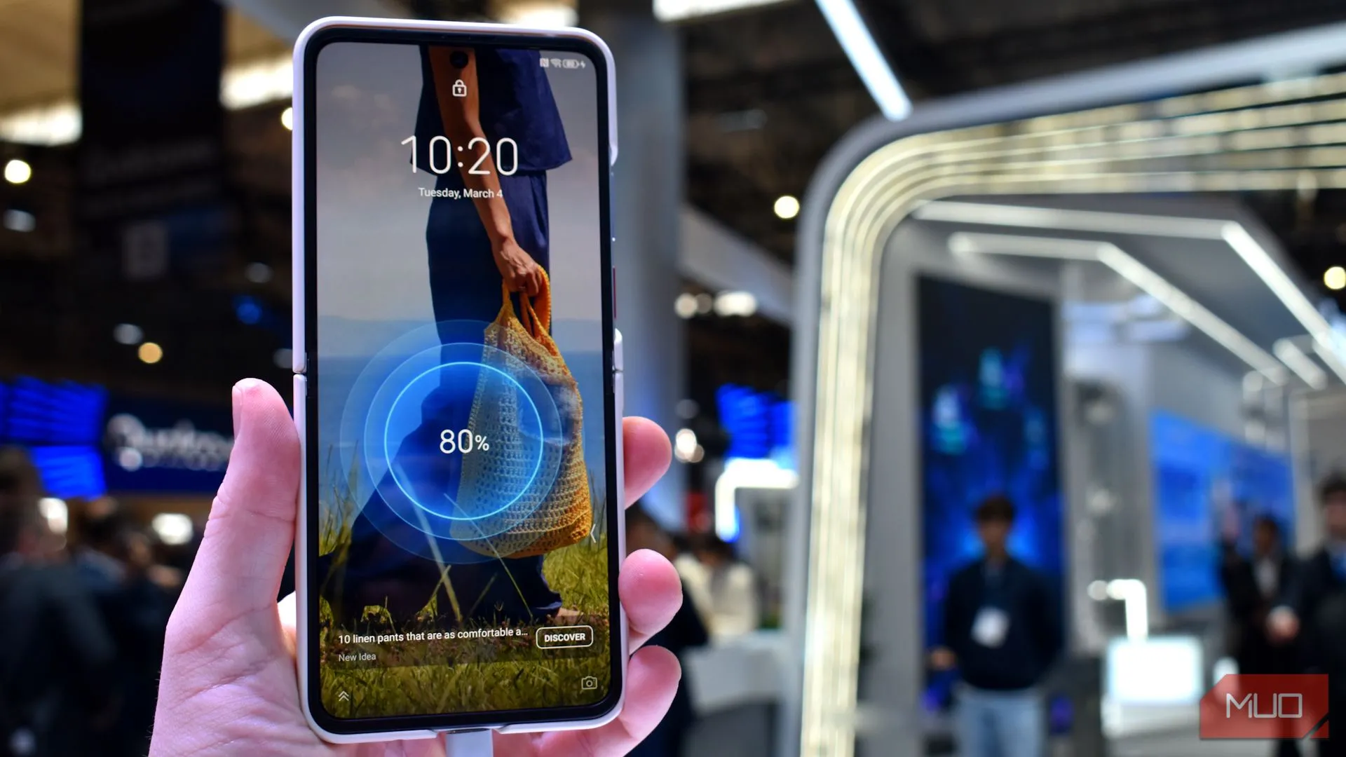 Màn hình chính của Nubia Flip 2 khi mở hoàn toàn tại MWC 2025