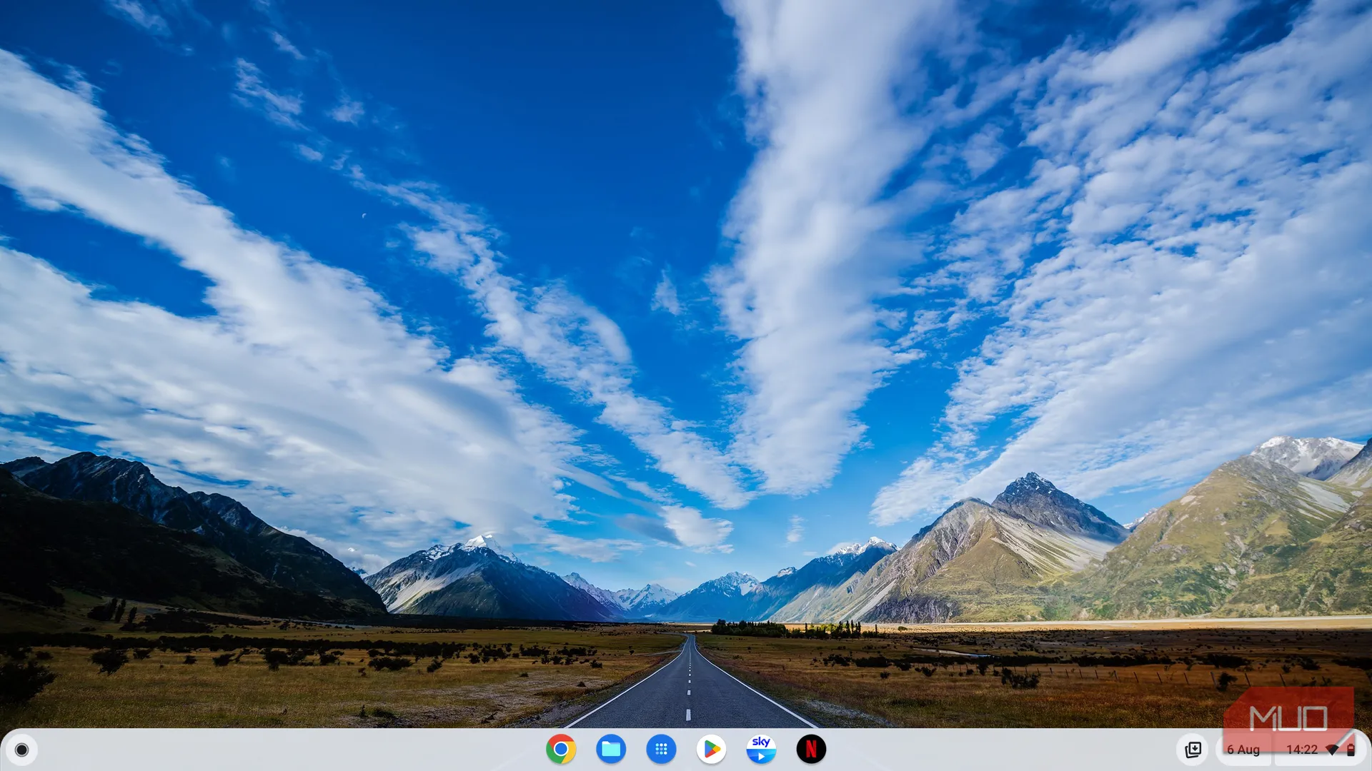 Màn hình chính đơn giản của ChromeOS với hình nền phong cảnh và thanh ứng dụng (Shelf), minh họa giao diện thân thiện với người dùng