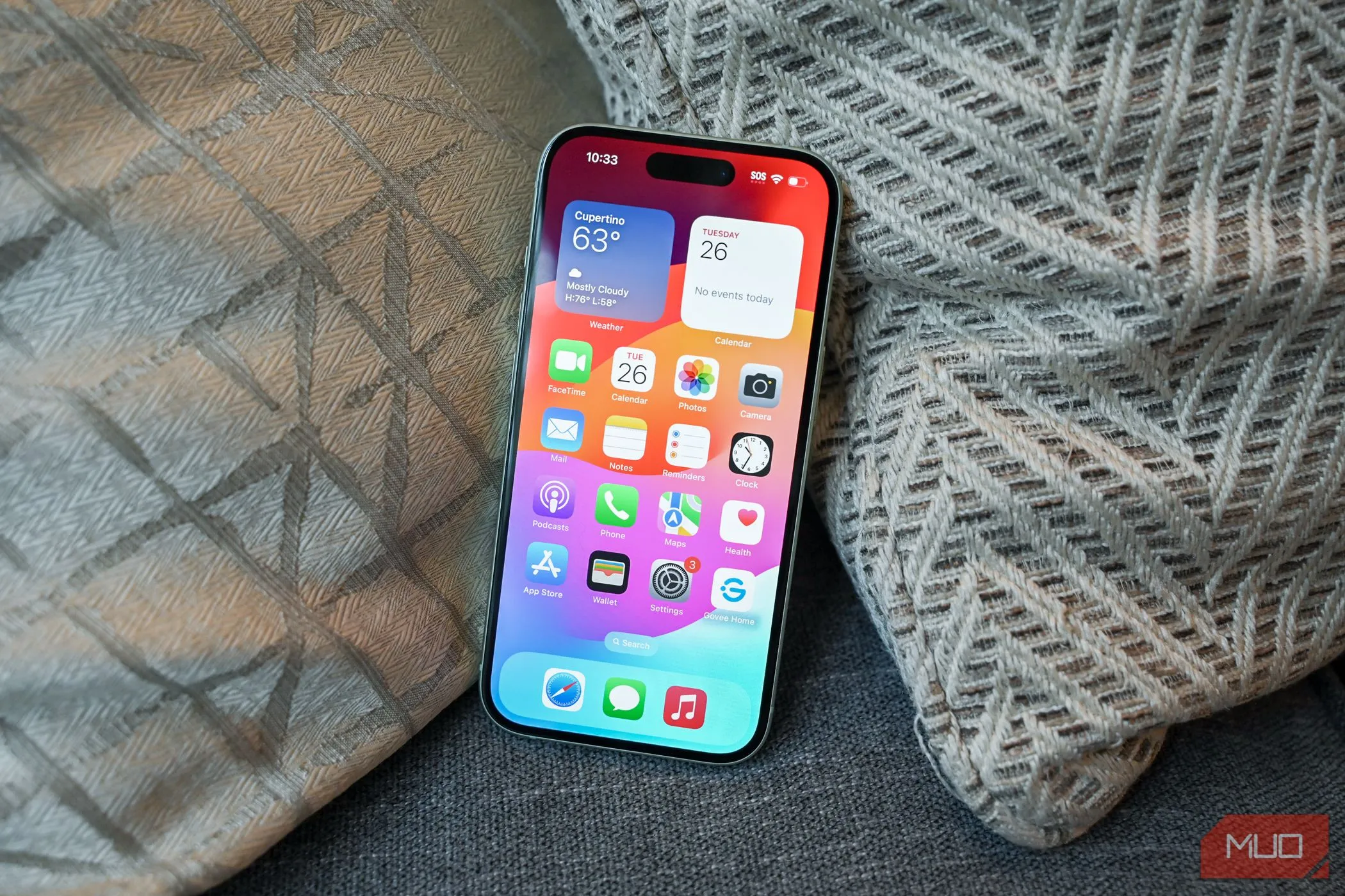 Màn hình chính iOS 26 trên iPhone 15, hiển thị giao diện người dùng mới