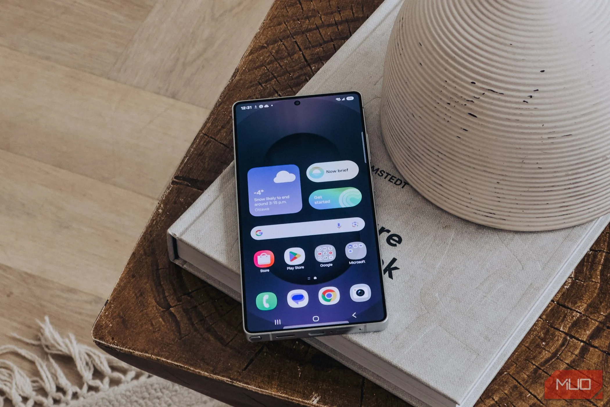 Màn hình chính Samsung Galaxy S25 hiển thị thông tin hàng ngày
