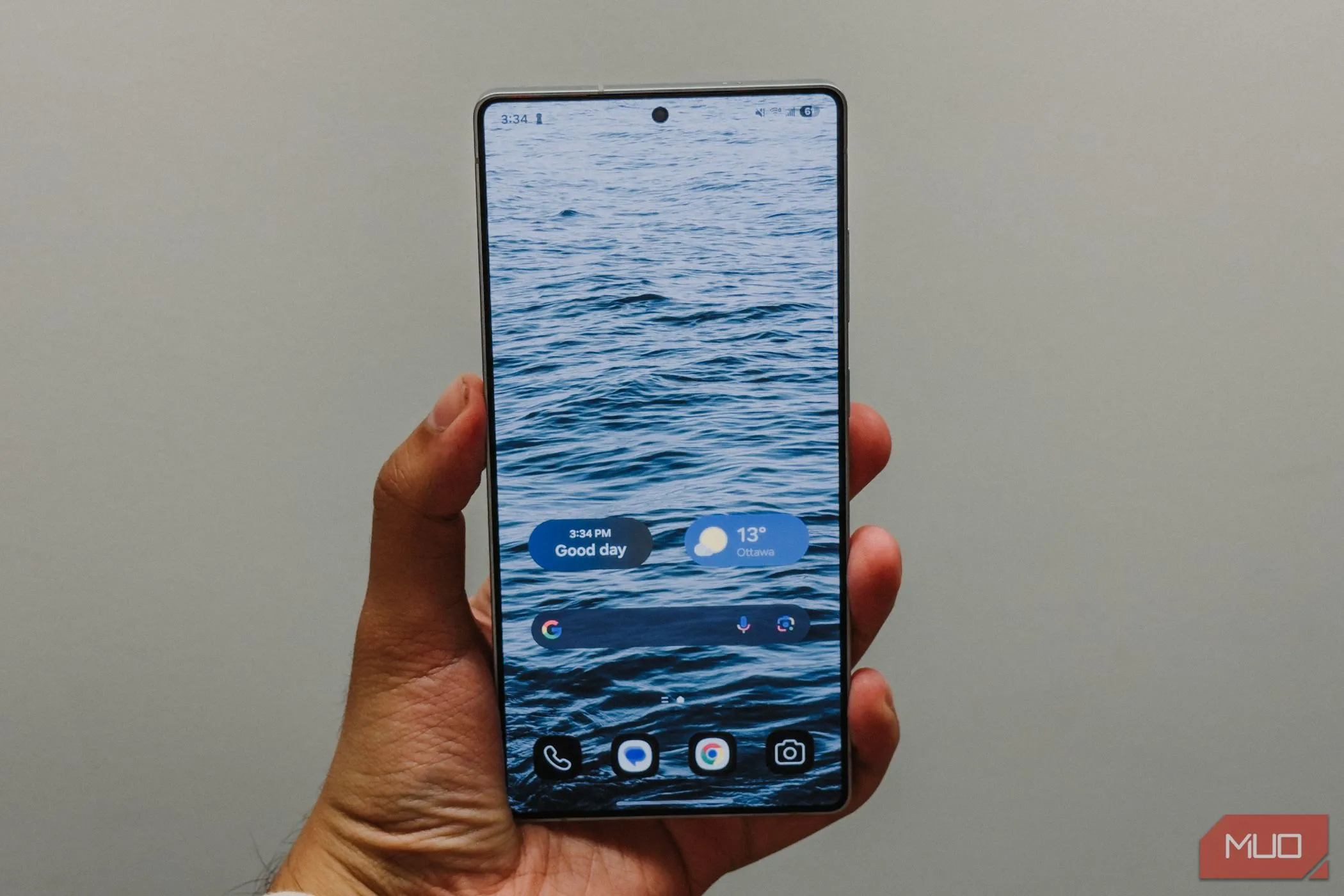 Màn hình chính Samsung Galaxy S25 Ultra hiển thị rõ nét trên tay người dùng