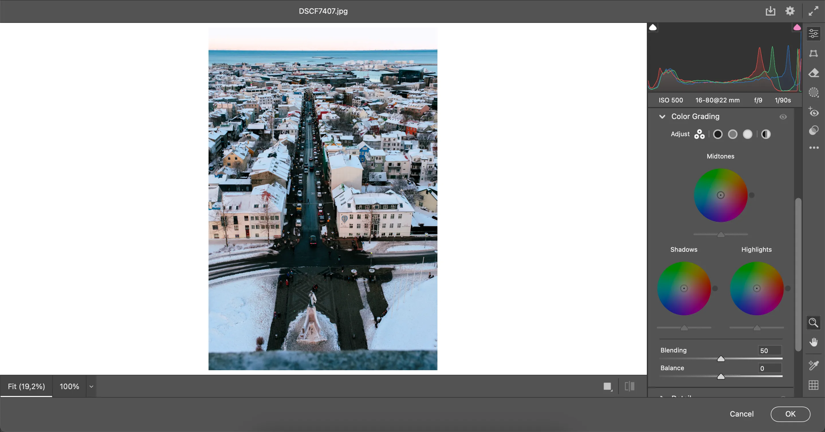 Màn hình chỉnh sửa ảnh trong Adobe Camera Raw với các công cụ điều chỉnh chi tiết và biểu đồ histogram.