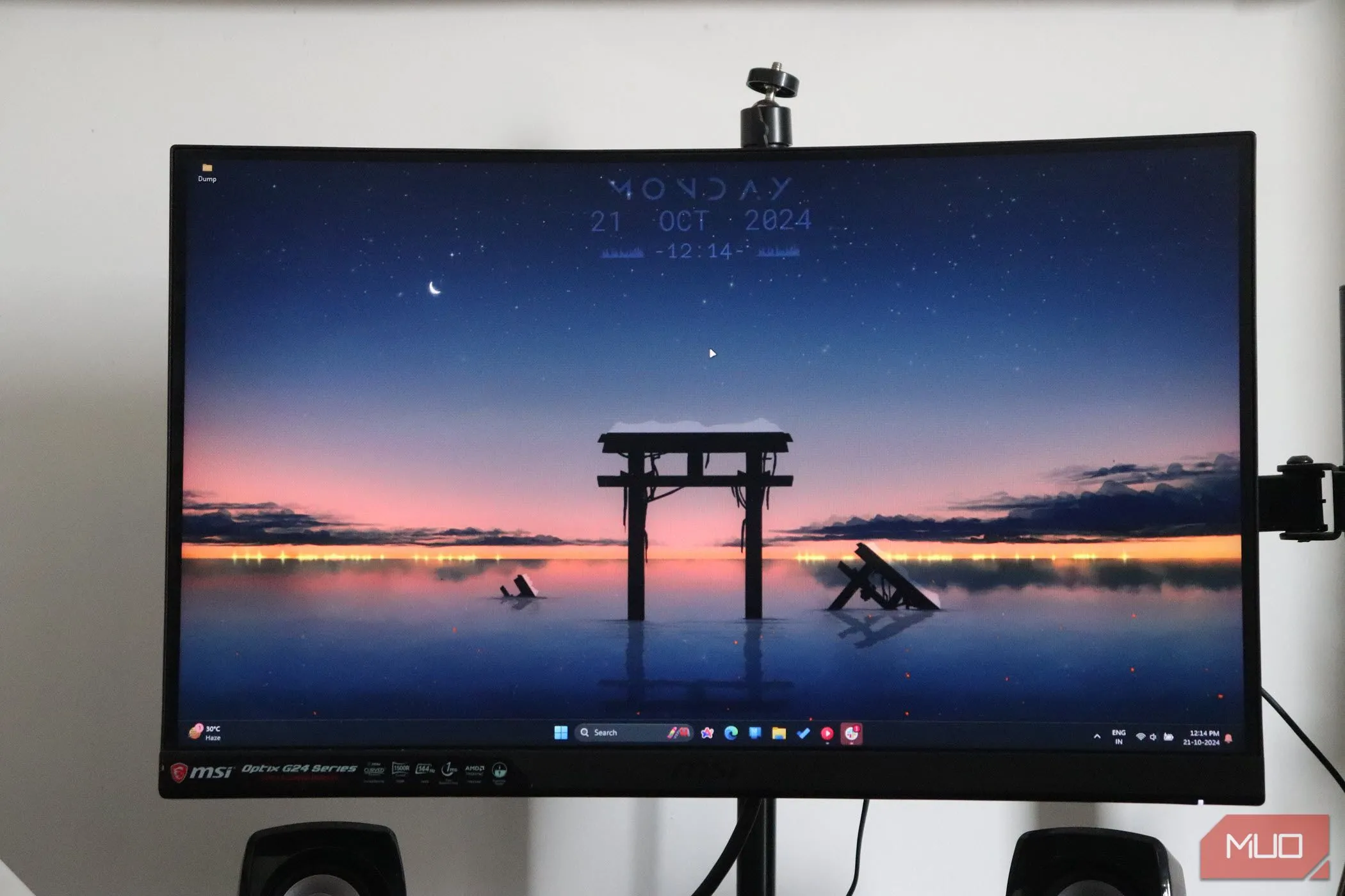 Màn hình cong gắn trên giá đỡ, đại diện cho chi phí cao của màn hình OLED