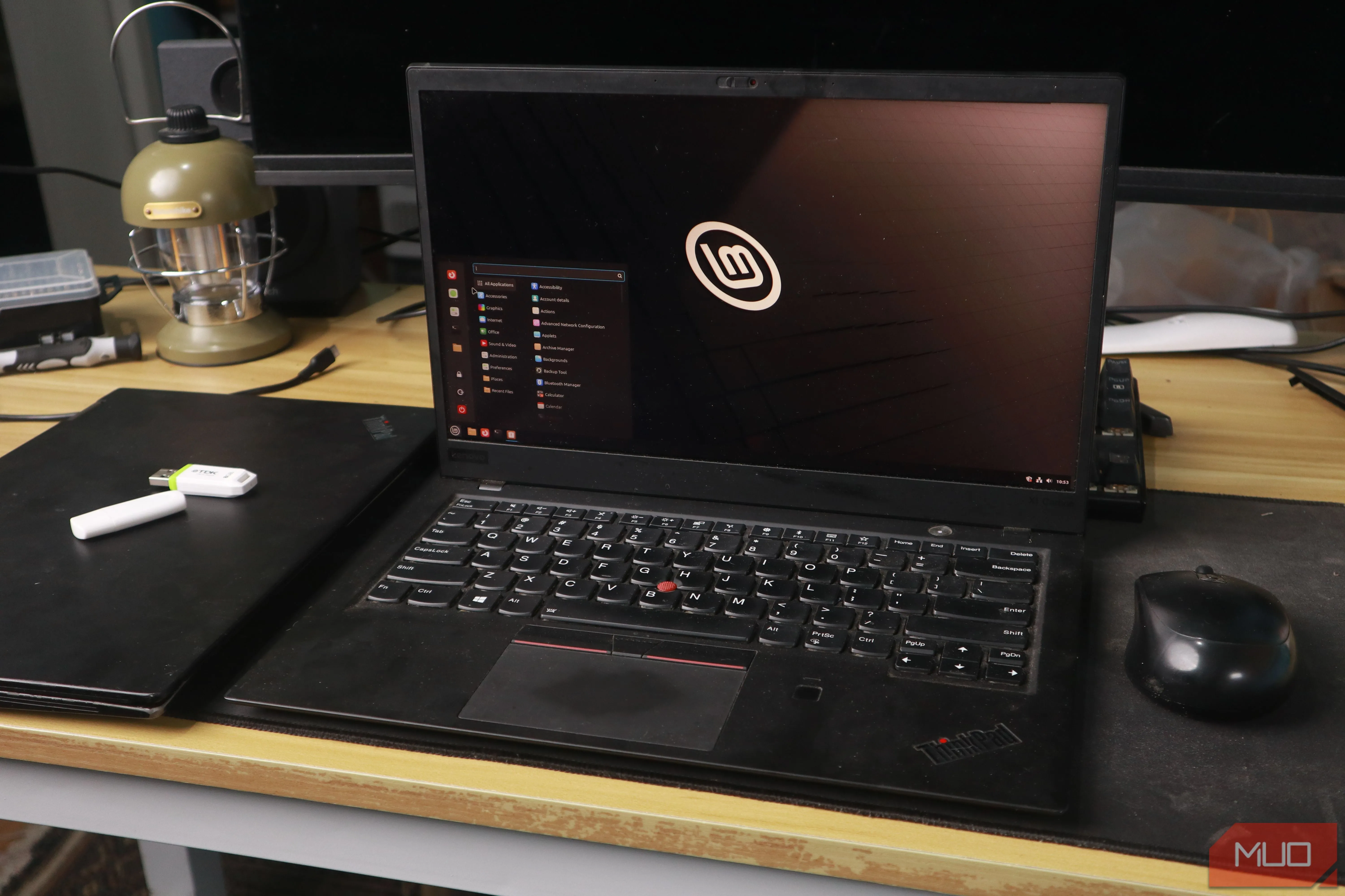 Màn hình desktop Linux Mint trên laptop ThinkPad, minh họa môi trường làm việc khi dual boot Windows và Linux