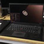 Màn hình desktop Linux Mint trên laptop ThinkPad, với chuột và USB