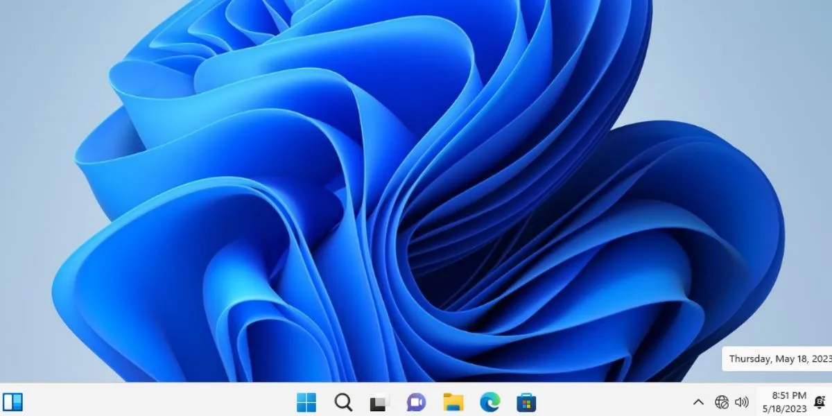 Màn hình desktop Windows 11 đã được cài đặt thành công trên một hệ thống không đáp ứng đủ yêu cầu ban đầu.