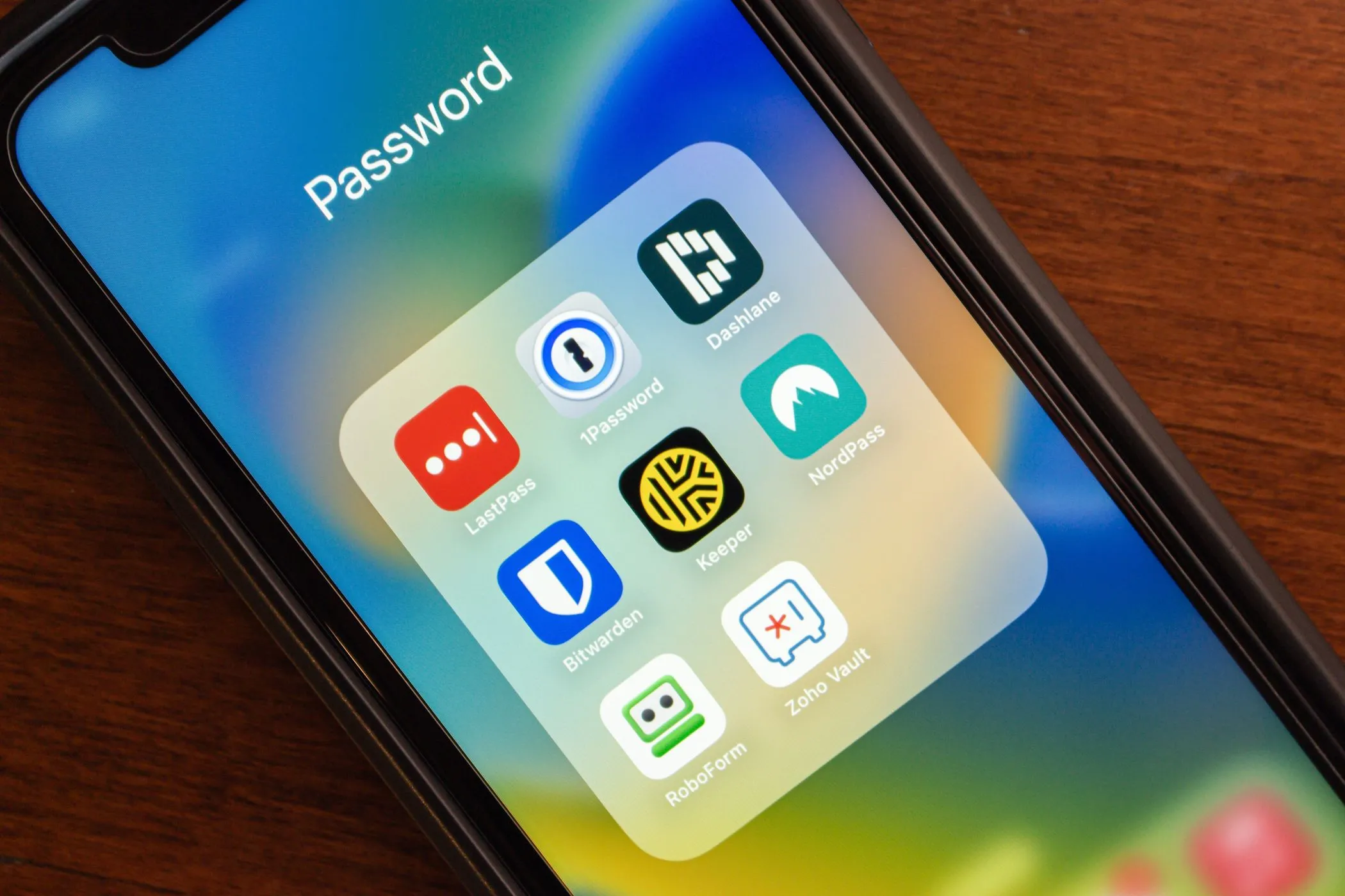 Màn hình điện thoại hiển thị các logo ứng dụng quản lý mật khẩu phổ biến như LastPass, Dashlane, khuyến khích sử dụng để bảo mật.