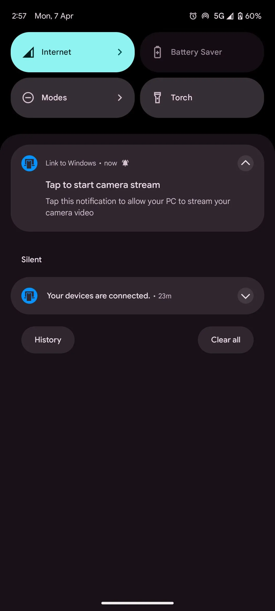 Màn hình điện thoại hiển thị thông báo ứng dụng Microsoft Phone Link đang sử dụng camera để hỗ trợ tính năng webcam không dây cho máy tính.