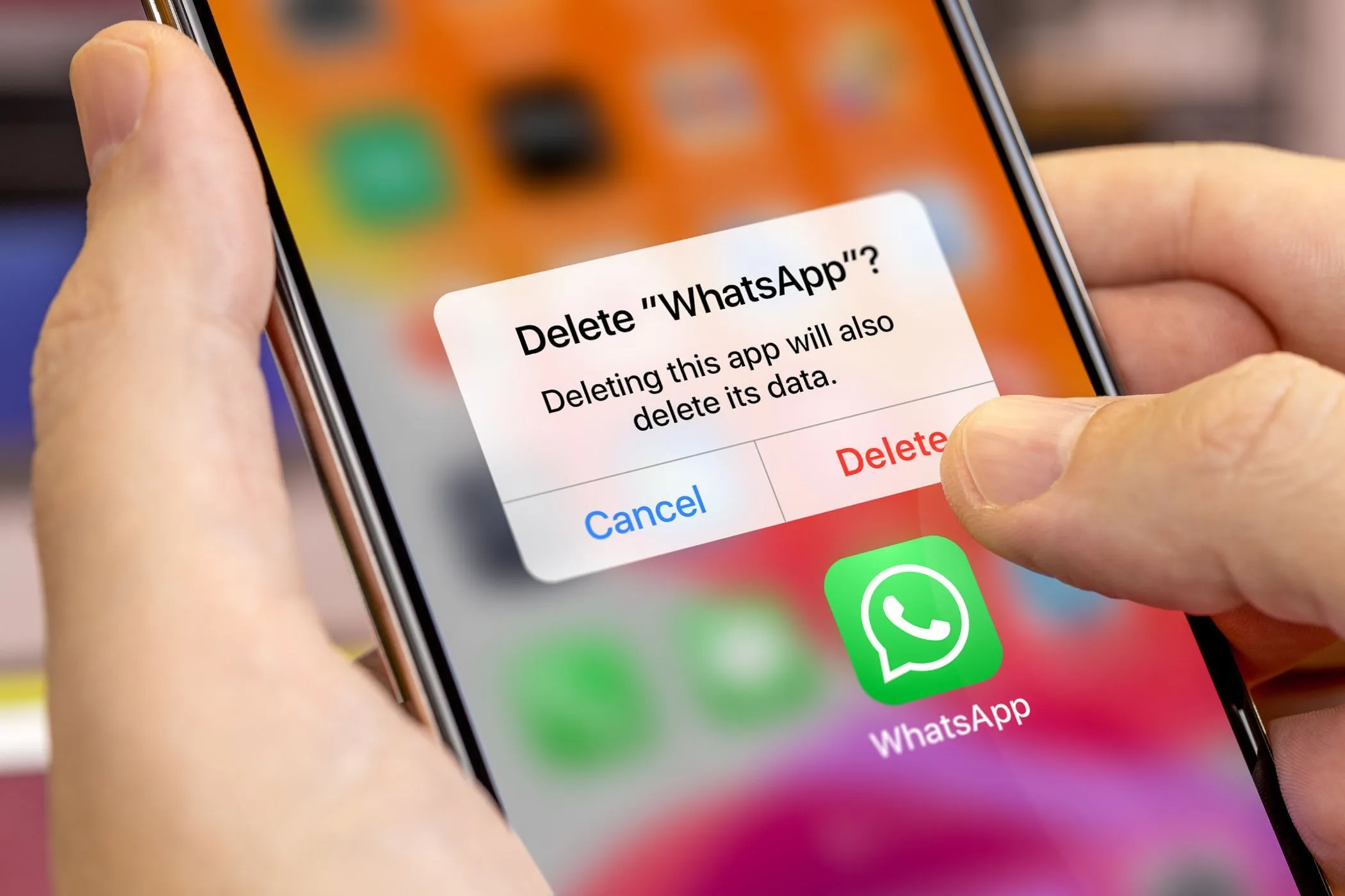 Màn hình điện thoại hiển thị tùy chọn gỡ cài đặt ứng dụng WhatsApp, minh họa việc loại bỏ các ứng dụng gây xao nhãng