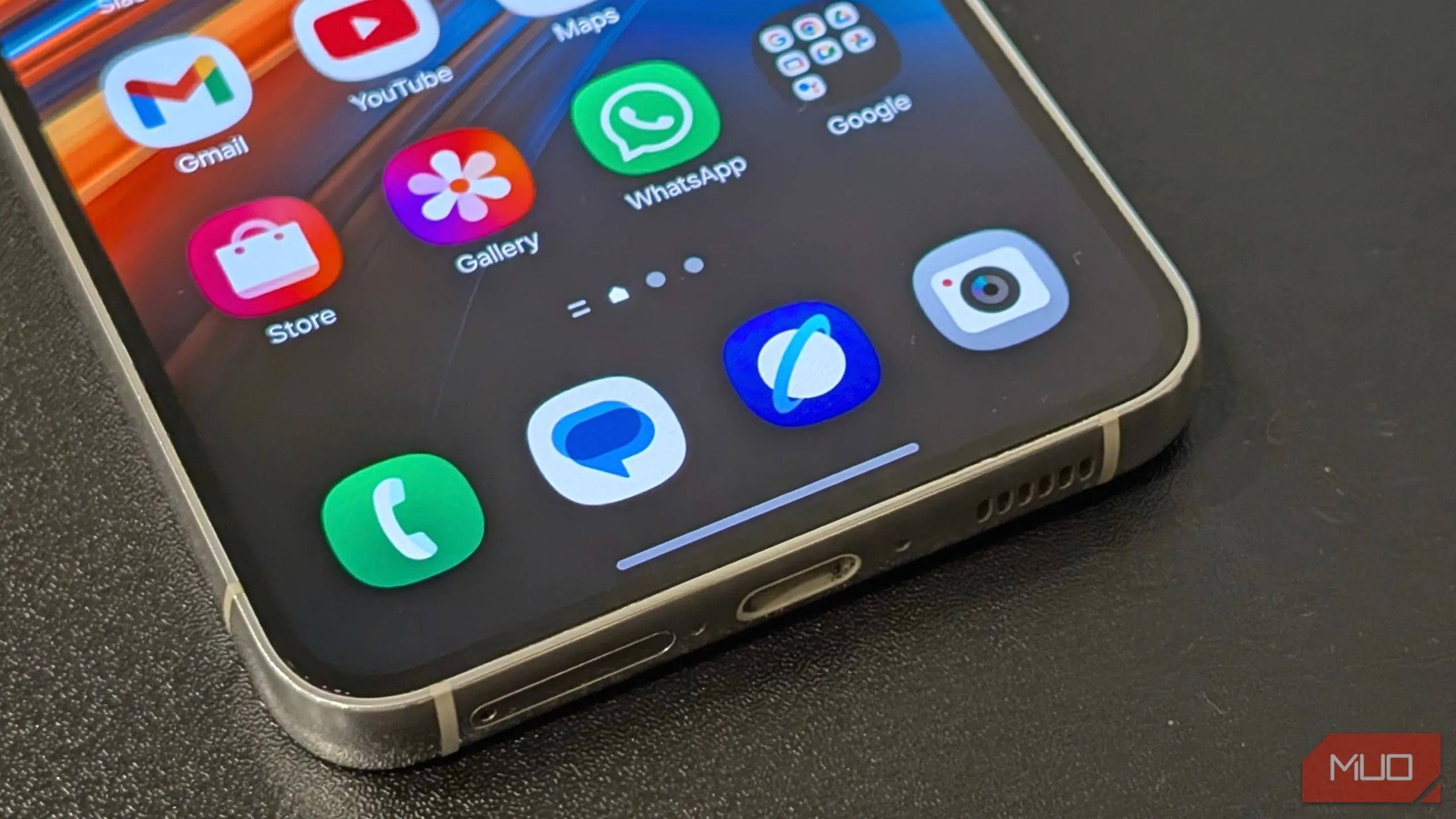 Màn hình điện thoại Samsung Galaxy hiển thị các ứng dụng trùng lặp như Phone, Samsung Internet, Gallery, cùng với WhatsApp, Gmail và Camera