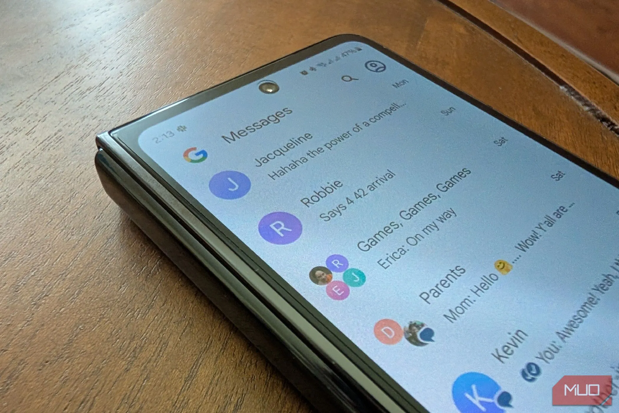 Màn hình điện thoại Samsung Galaxy Z Fold 5 hiển thị các cuộc hội thoại trong ứng dụng tin nhắn Google Messages, nhấn mạnh tầm quan trọng của việc ghi lại các tương tác.