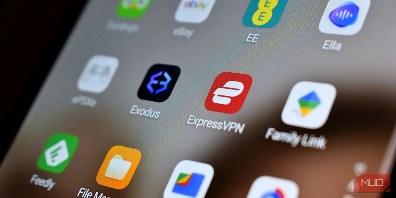 Màn hình điện thoại thông minh hiển thị logo ứng dụng ExpressVPN, minh họa việc sử dụng VPN trên thiết bị di động