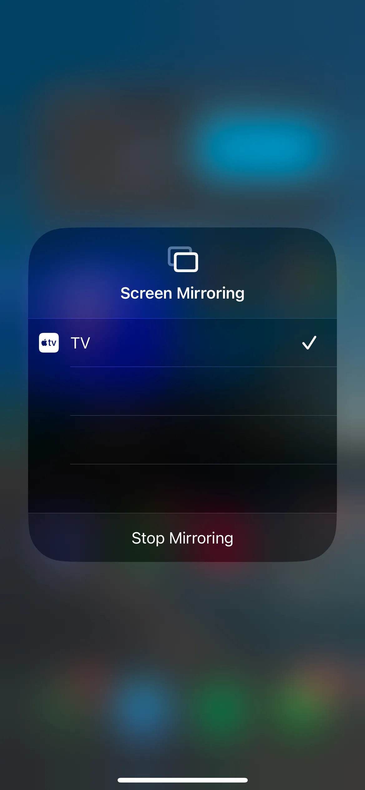 Màn hình điều khiển Trung tâm (Control Center) trên iPhone với tùy chọn Phản chiếu màn hình, hiển thị tên thiết bị Apple TV để kết nối