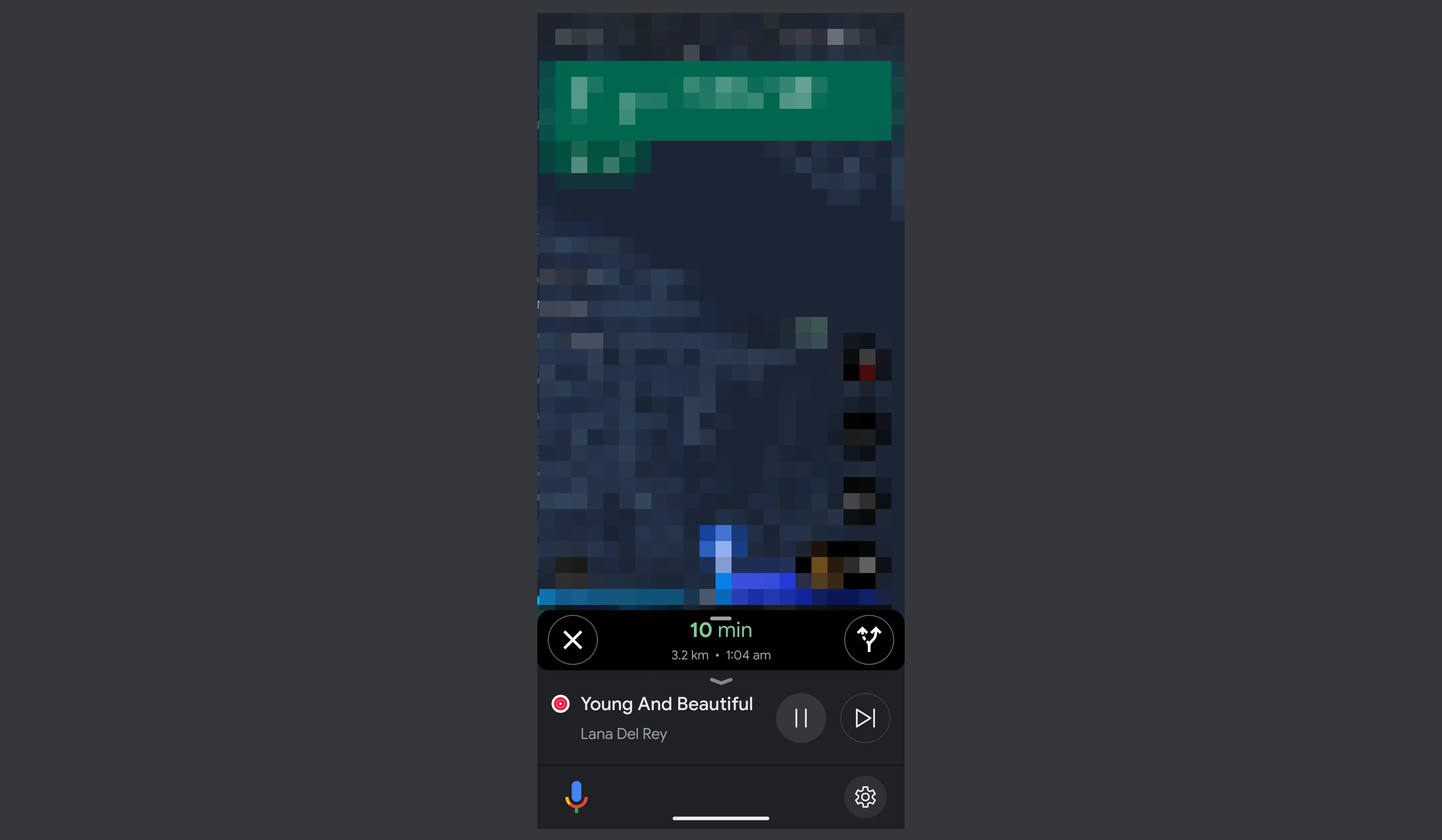 Màn hình Google Maps trên điện thoại Android với trình phát YouTube Music tích hợp ở cuối màn hình