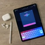 Màn hình iPad hiển thị Genmoji cùng tai nghe AirPods và bút Apple Pencil, minh họa các phụ kiện Apple phổ biến.