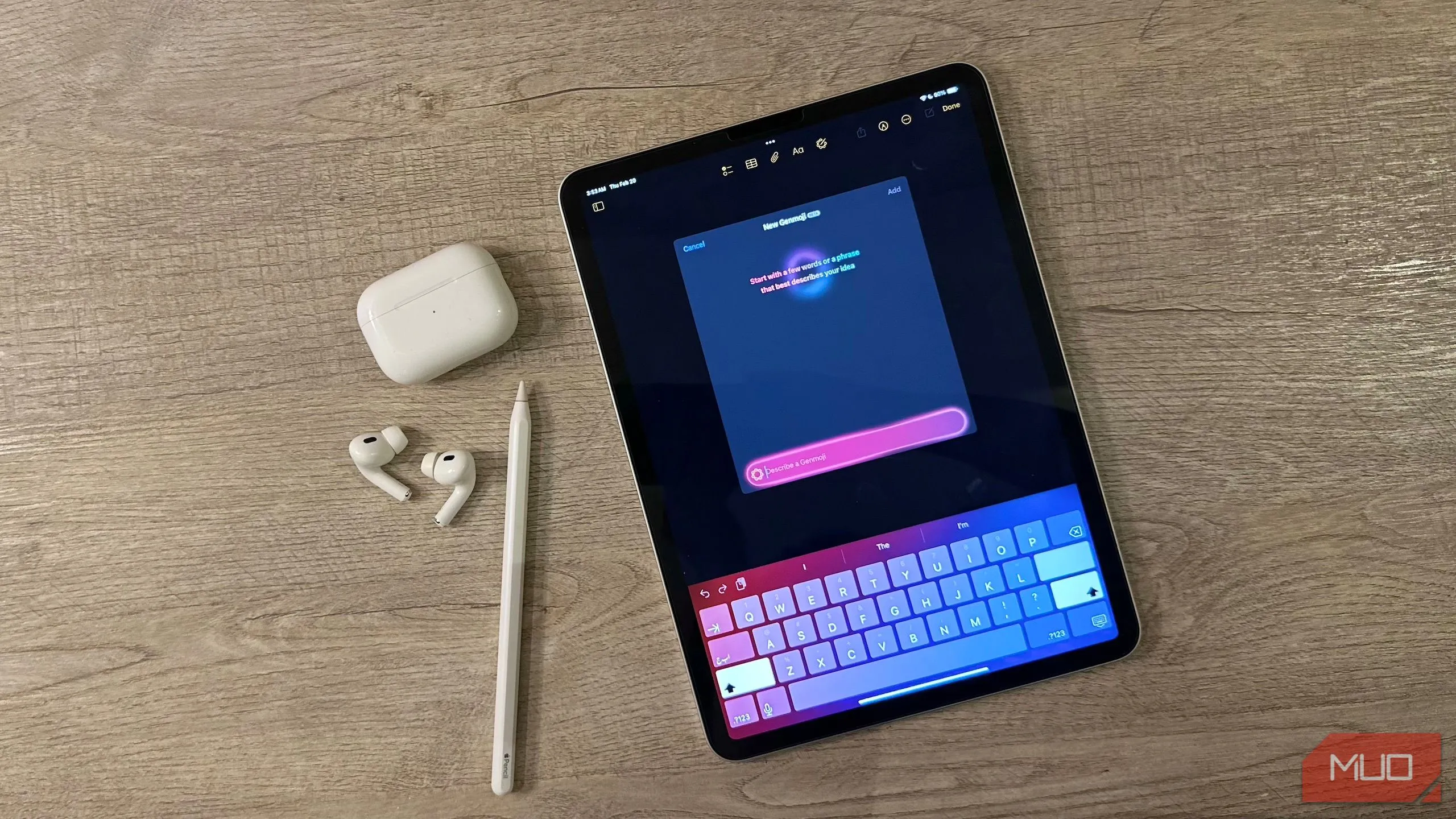 Màn hình iPad hiển thị Genmoji cùng tai nghe AirPods và bút Apple Pencil, minh họa các phụ kiện Apple phổ biến.