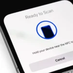 Màn hình iPhone hiển thị thông báo khi chạm vào thẻ NFC để kích hoạt tự động hóa qua Phím tắt