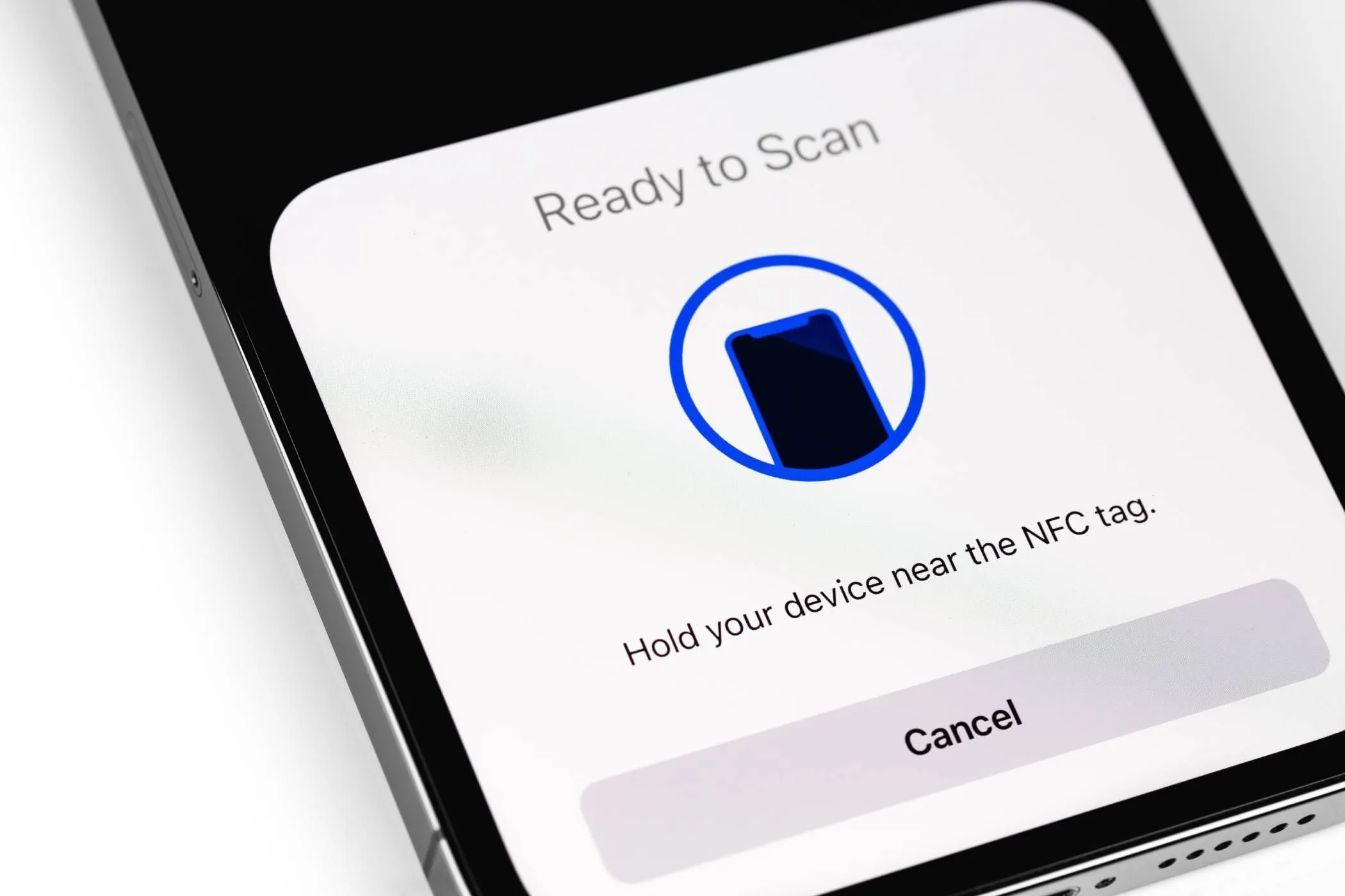 Màn hình iPhone hiển thị thông báo khi chạm vào thẻ NFC để kích hoạt tự động hóa qua Phím tắt