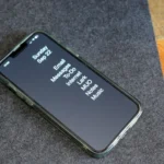 Màn hình iPhone tối giản với các ứng dụng cơ bản, thể hiện sự đơn giản và giảm phụ thuộc vào công nghệ thông minh