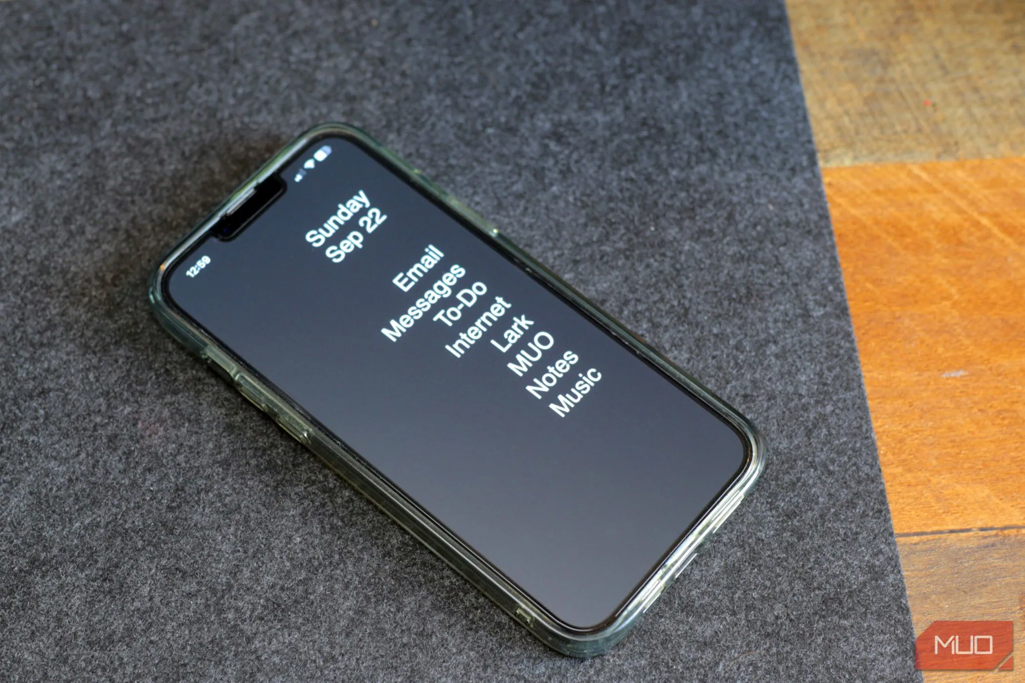 Màn hình iPhone tối giản với các ứng dụng cơ bản, thể hiện sự đơn giản và giảm phụ thuộc vào công nghệ thông minh