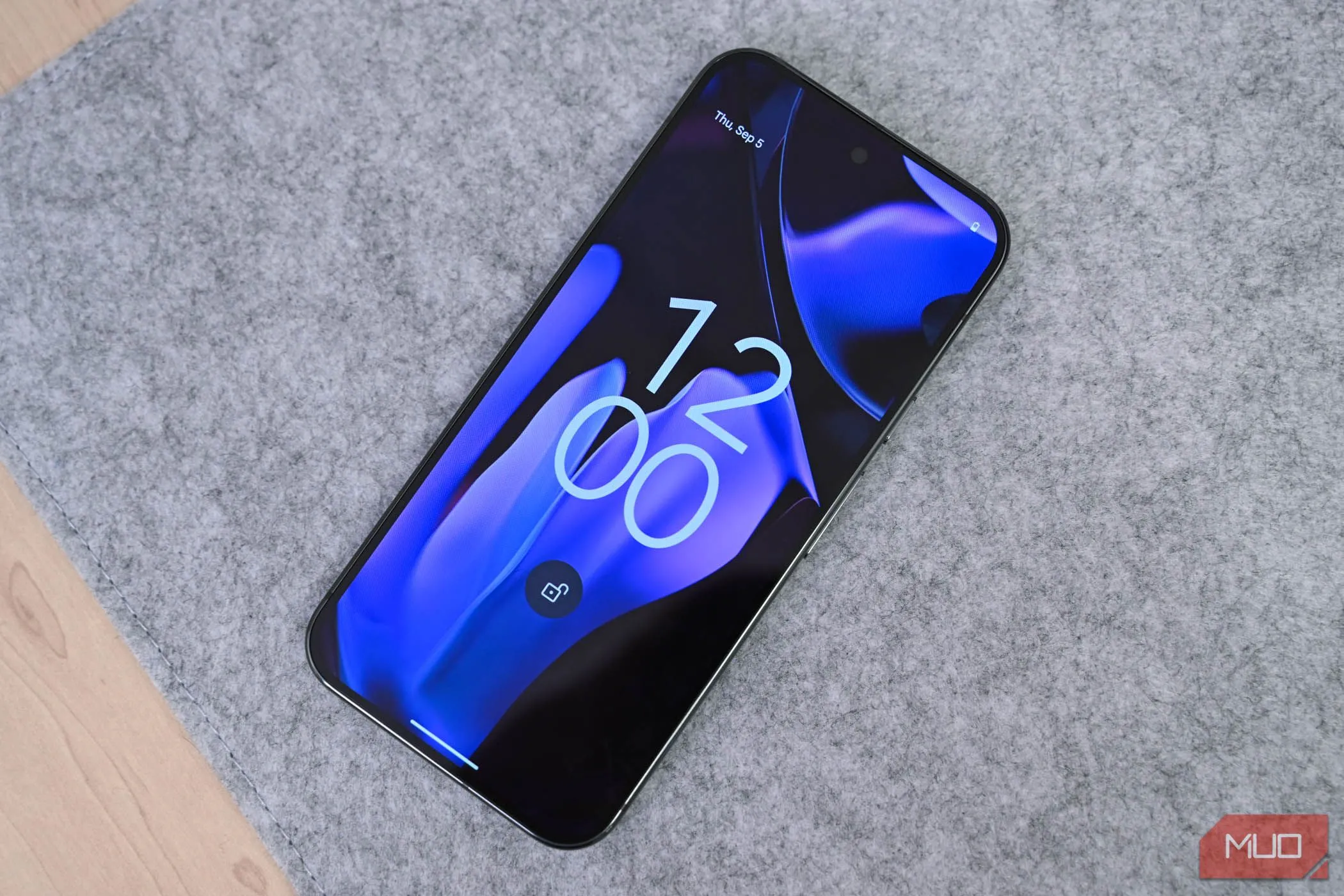 Màn hình khóa của điện thoại Google Pixel 9 Pro XL hiển thị thông báo được bảo vệ, minh họa tính năng ẩn thông tin nhạy cảm