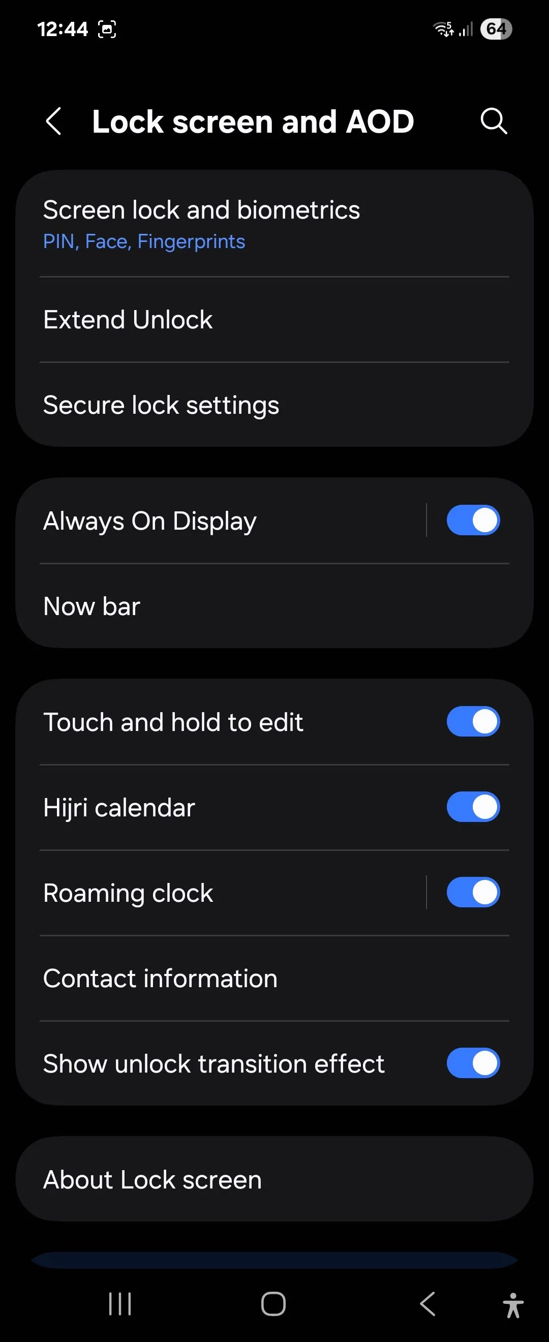 Màn hình khóa Galaxy Z Flip 6 với Now Bar hiển thị thông báo trực tiếp và tùy chỉnh cài đặt Now Bar trên One UI 7